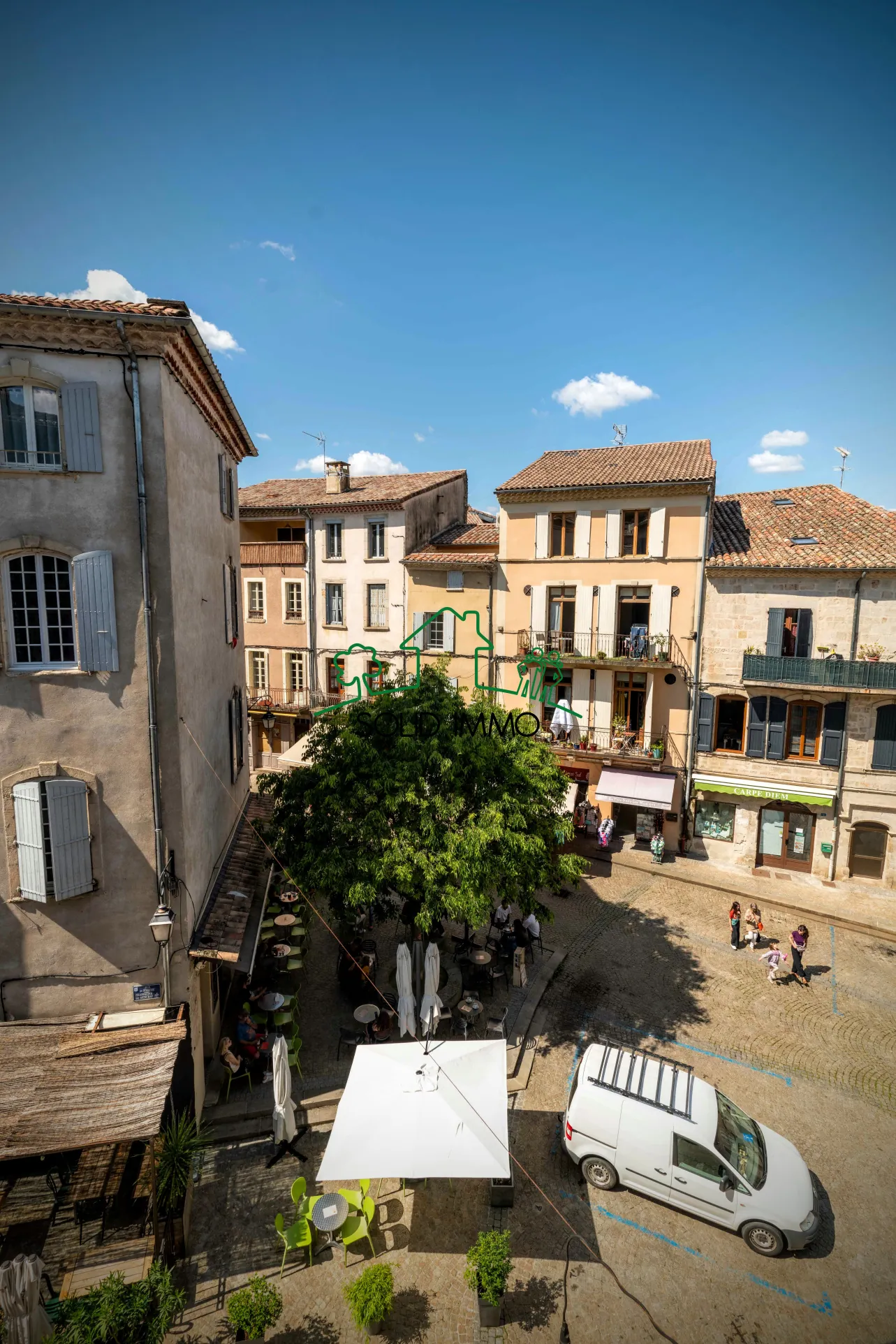 Appartement de charme type loft avec vue sur la place à Les Vans 