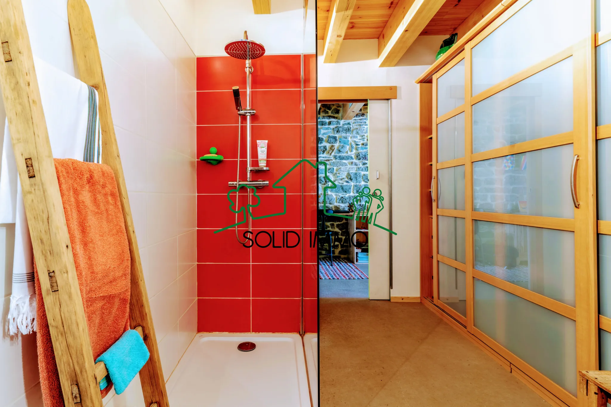 Appartement de charme type loft avec vue sur la place à Les Vans 