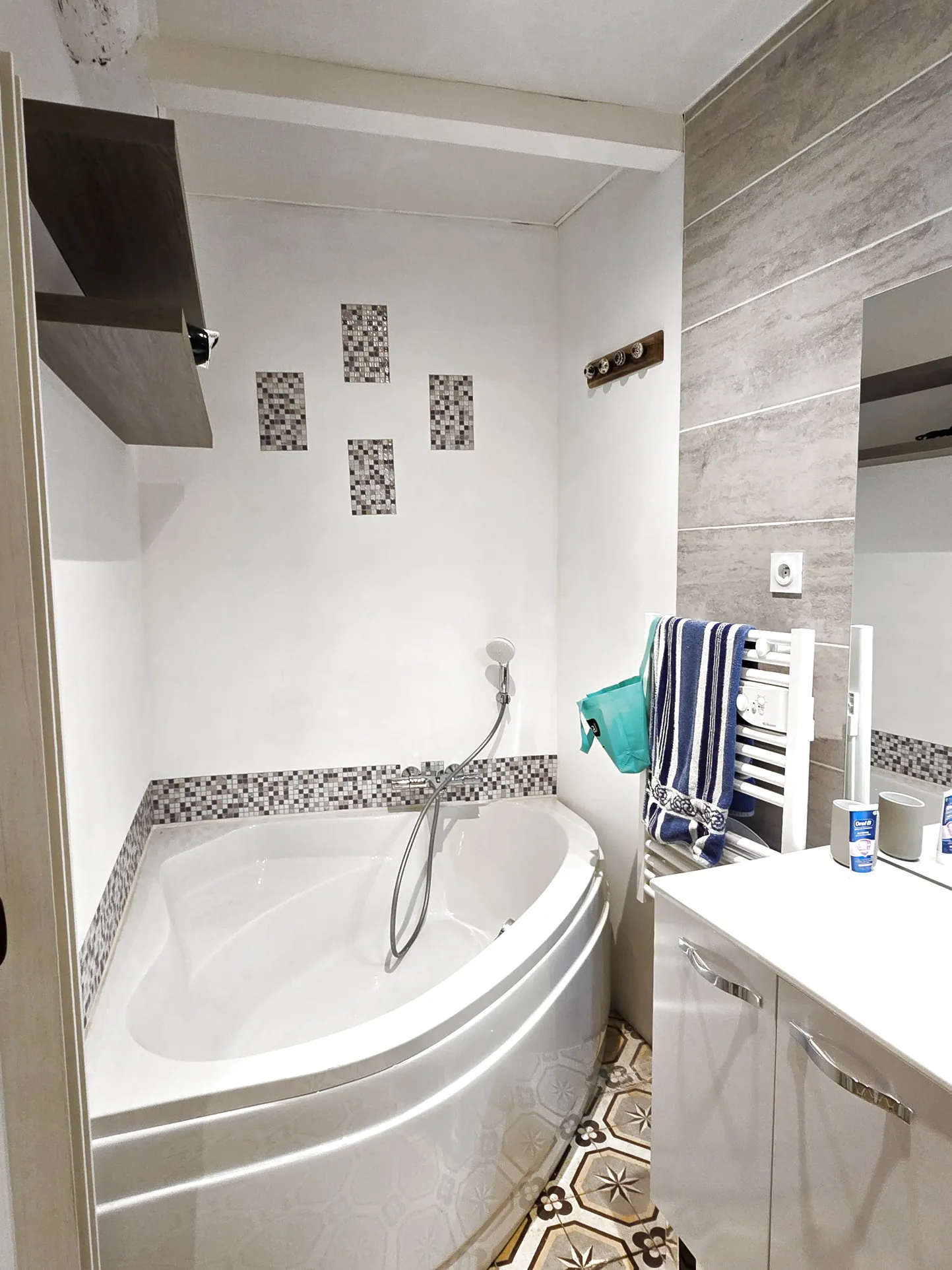 Maison de village avec terrasse tropézienne à Creissan - 72 m² 