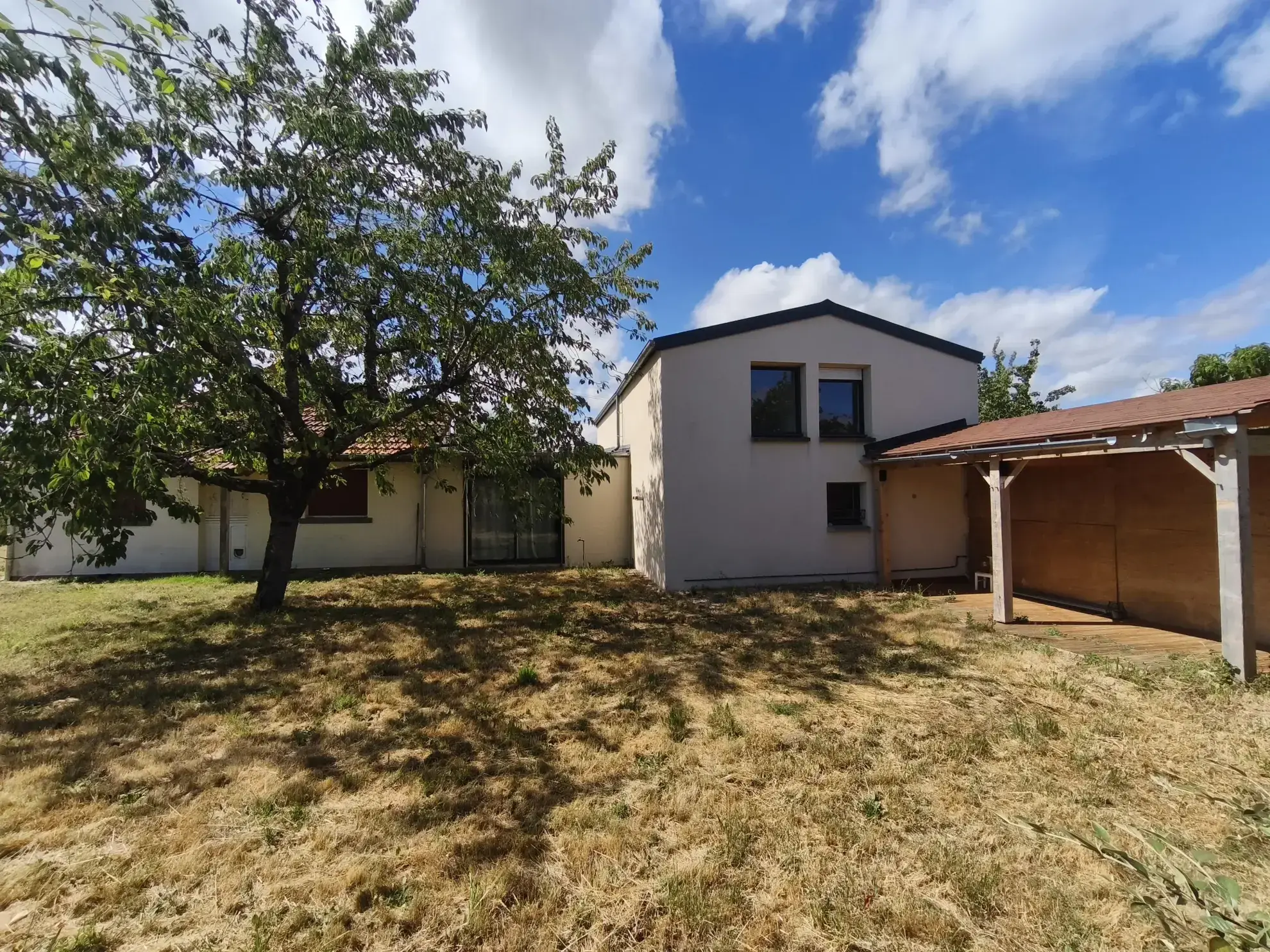 Charmante maison de 125 m² à vendre à La Suze-sur-Sarthe avec grand terrain arboré 