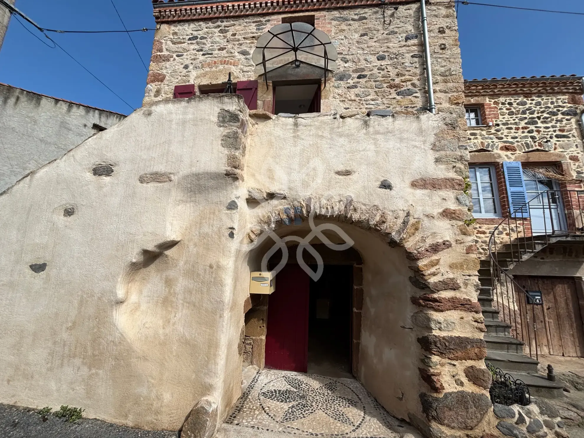 Maison vigneronne rénovée avec vue sur les montagnes à Boudes (63) 