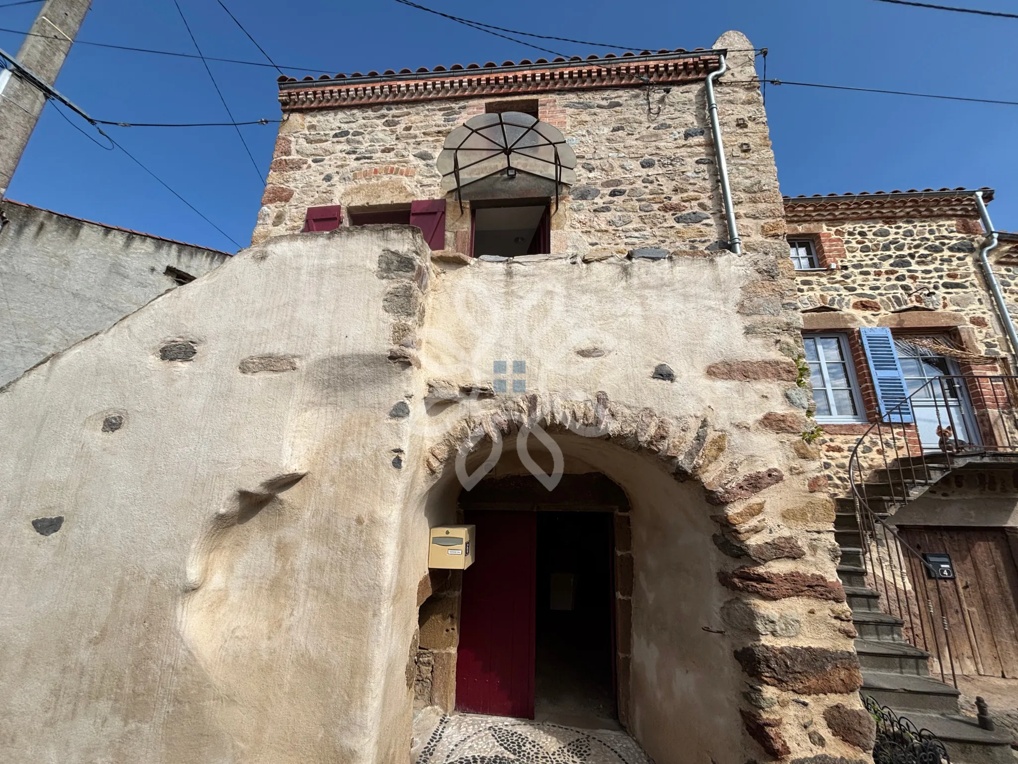 Maison vigneronne rénovée avec vue sur les montagnes à Boudes (63) 