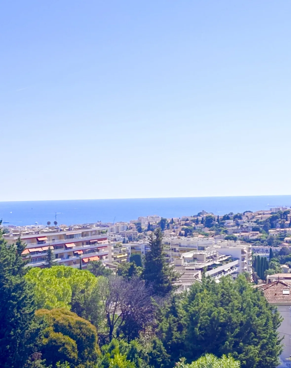 Appartement T2 de 31 m² au Cannet avec terrasse, vue mer et piscine