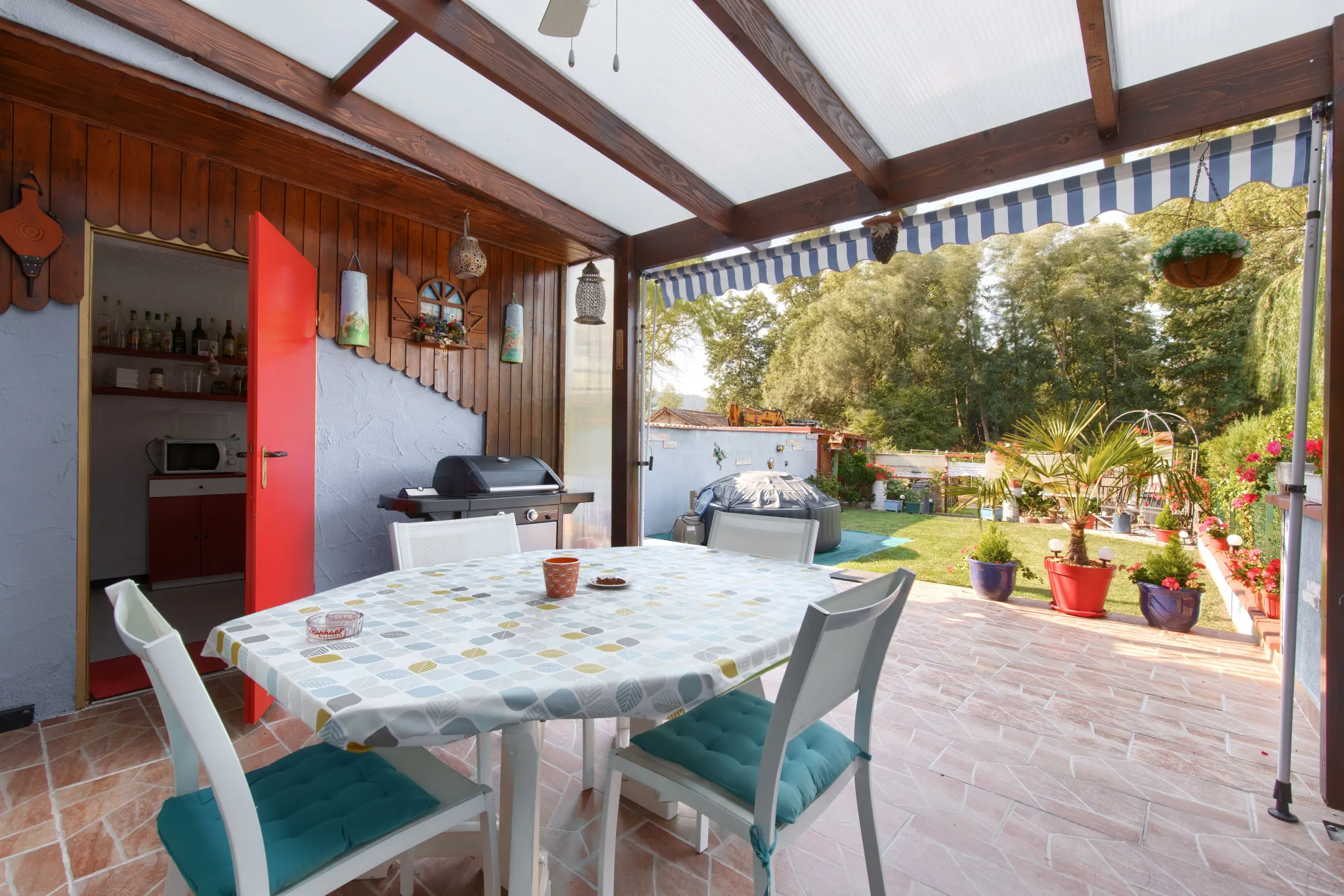 Maison avec 2 appartements sur terrain de 893 m² à Falck – Spacieux et sans travaux