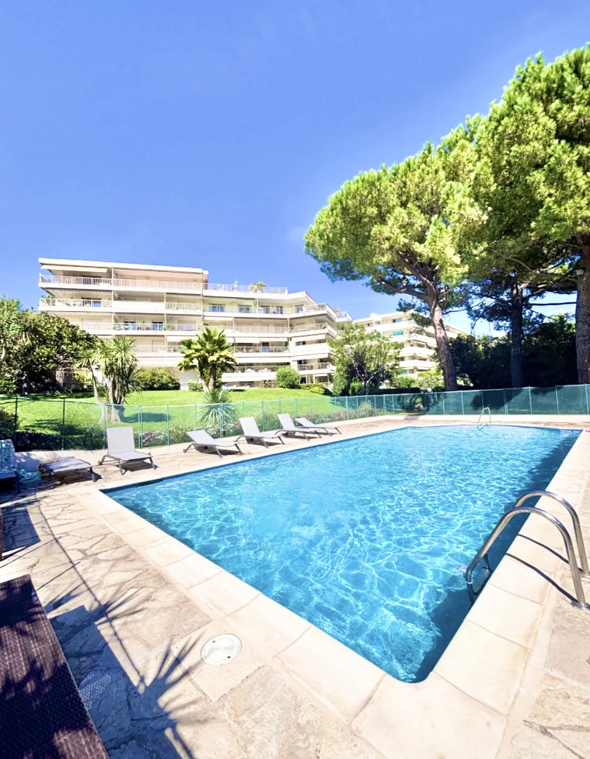 Appartement T2 de 31 m² au Cannet avec terrasse, vue mer et piscine 