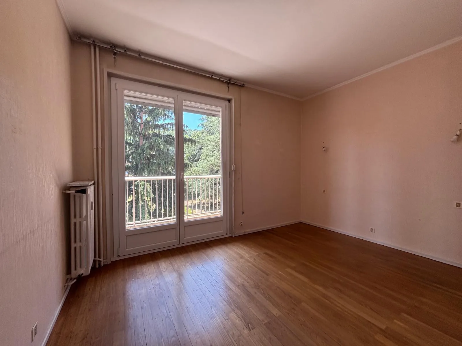 Appartement T5 lumineux avec garage sécurisé à Saint-Étienne - Parc Armeville 