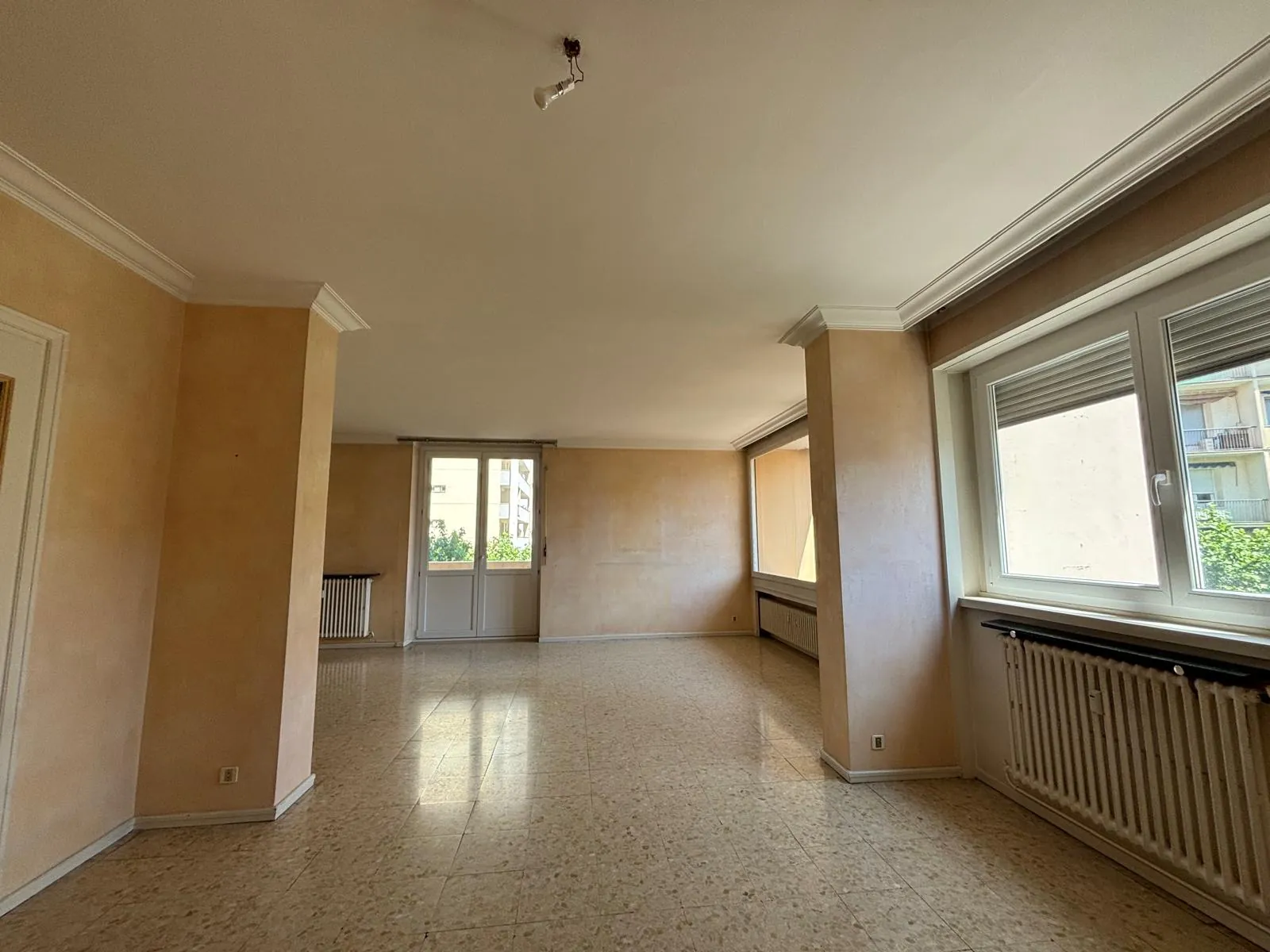 Appartement T5 lumineux avec garage sécurisé à Saint-Étienne - Parc Armeville 
