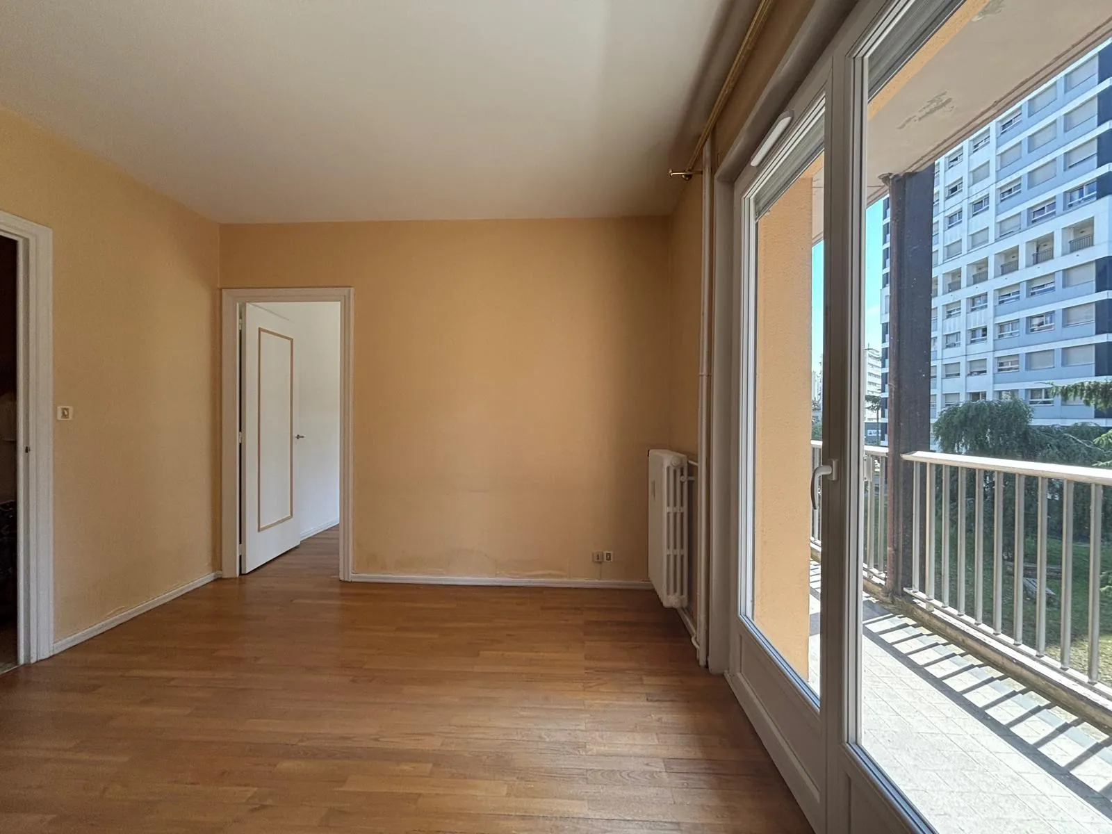 Appartement T5 lumineux avec garage sécurisé à Saint-Étienne - Parc Armeville 