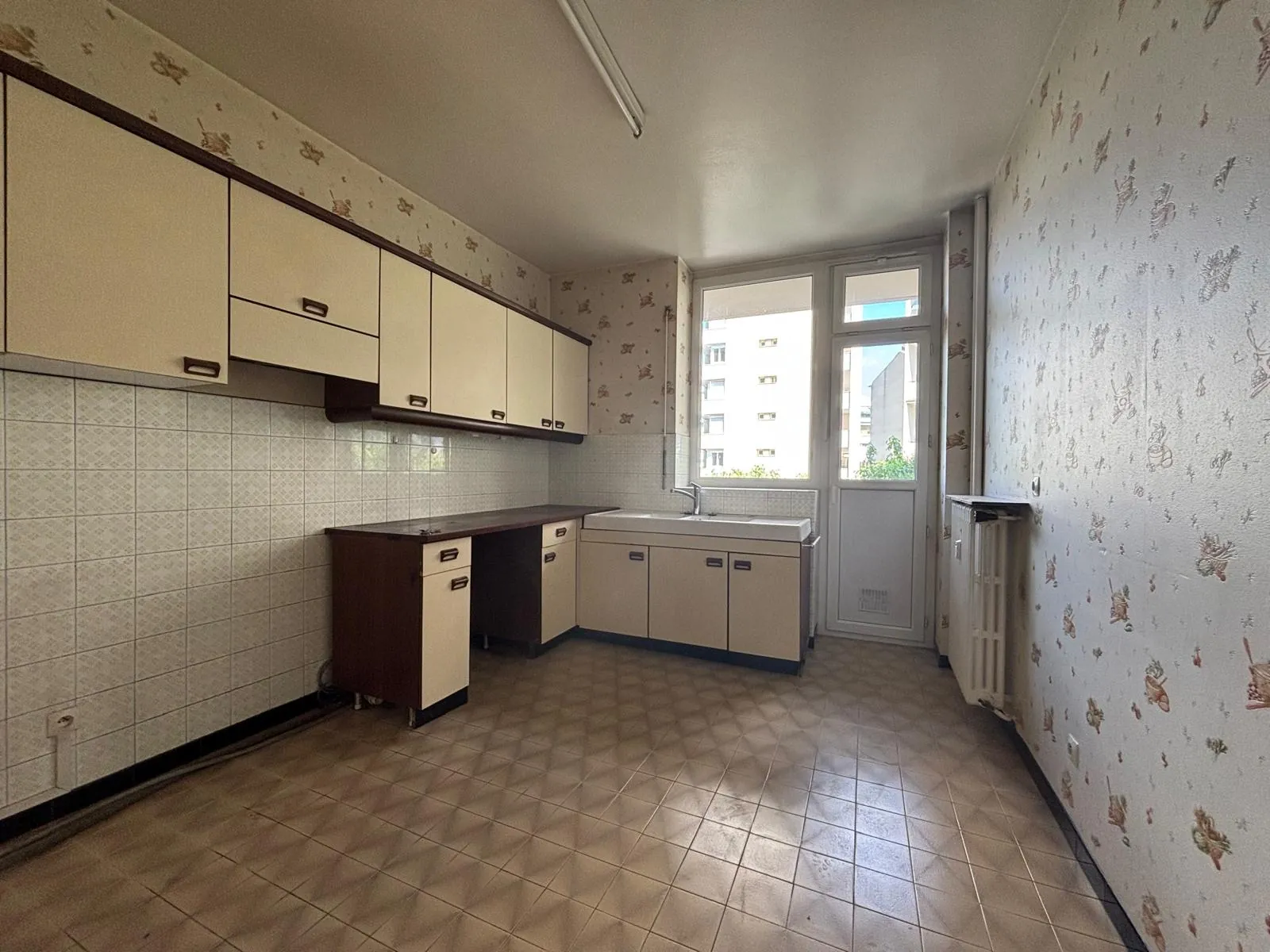 Appartement T5 lumineux avec garage sécurisé à Saint-Étienne - Parc Armeville 