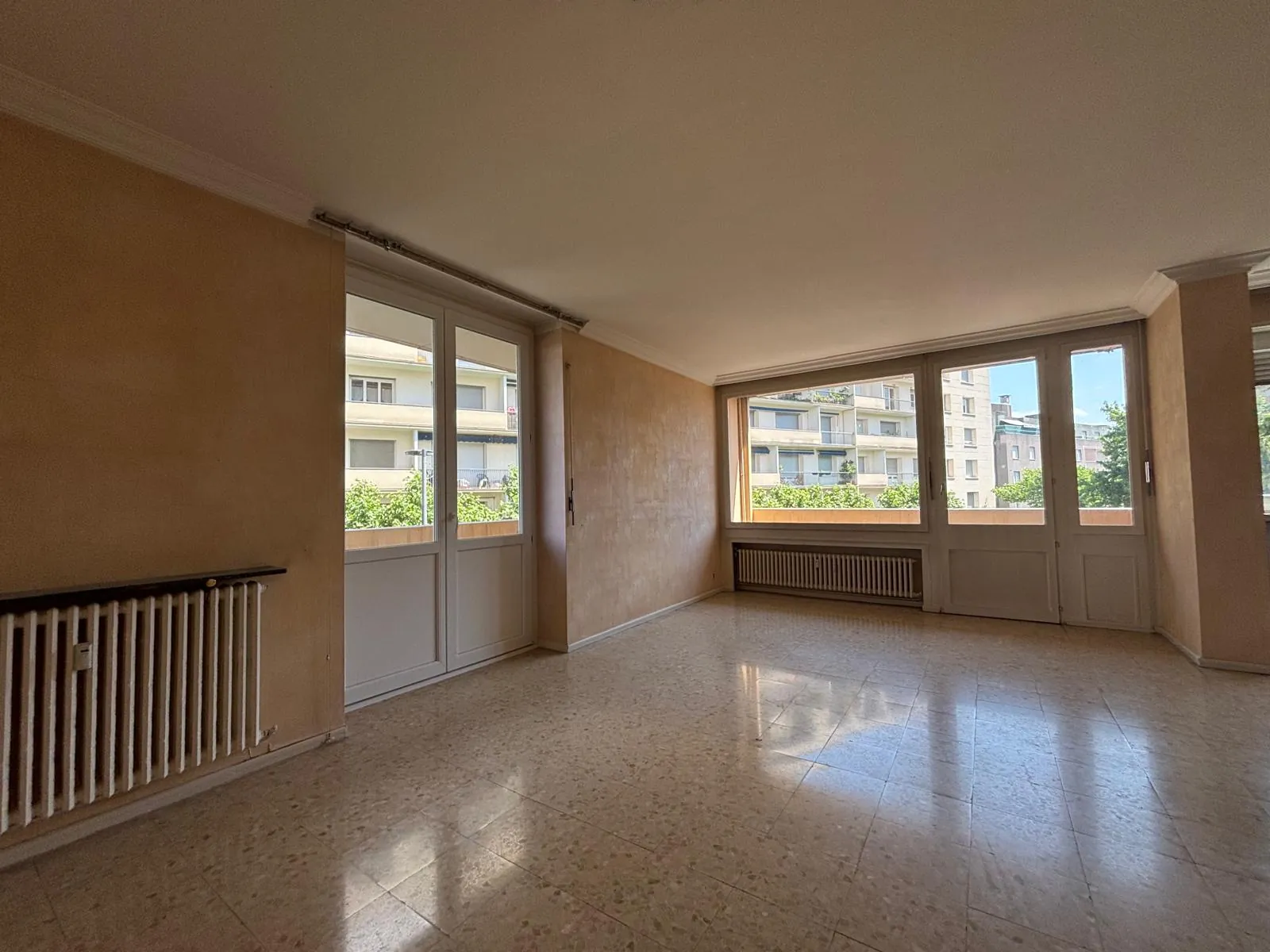 Appartement T5 lumineux avec garage sécurisé à Saint-Étienne - Parc Armeville