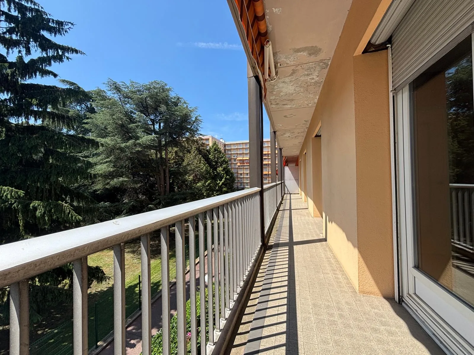 Appartement T5 lumineux avec garage sécurisé à Saint-Étienne - Parc Armeville 