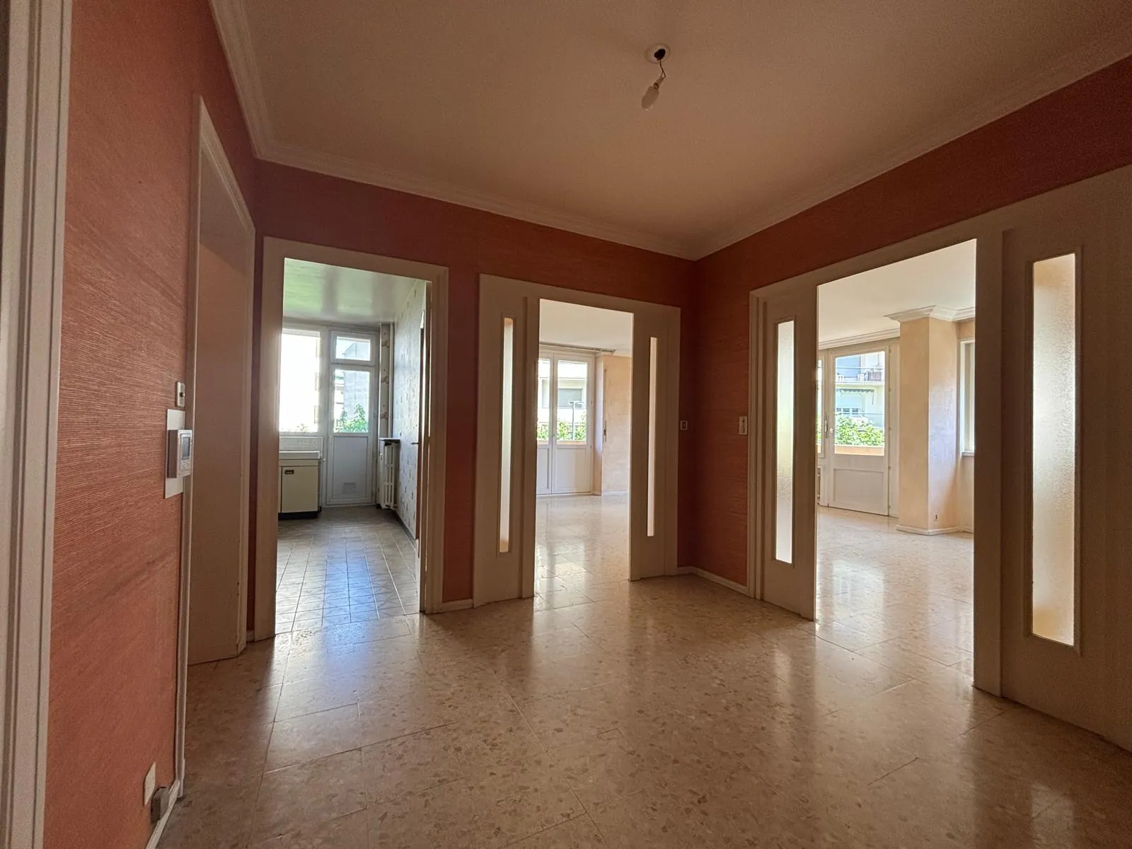 Appartement T5 lumineux avec garage sécurisé à Saint-Étienne - Parc Armeville 