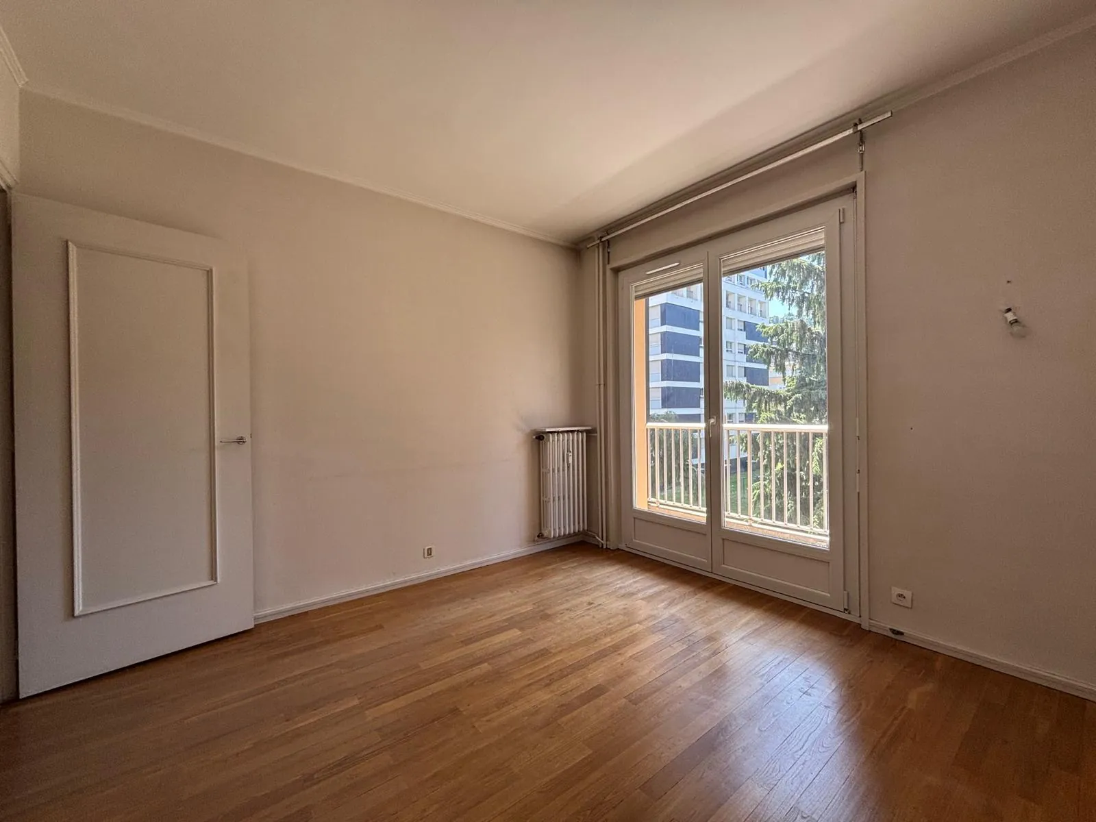 Appartement T5 lumineux avec garage sécurisé à Saint-Étienne - Parc Armeville 