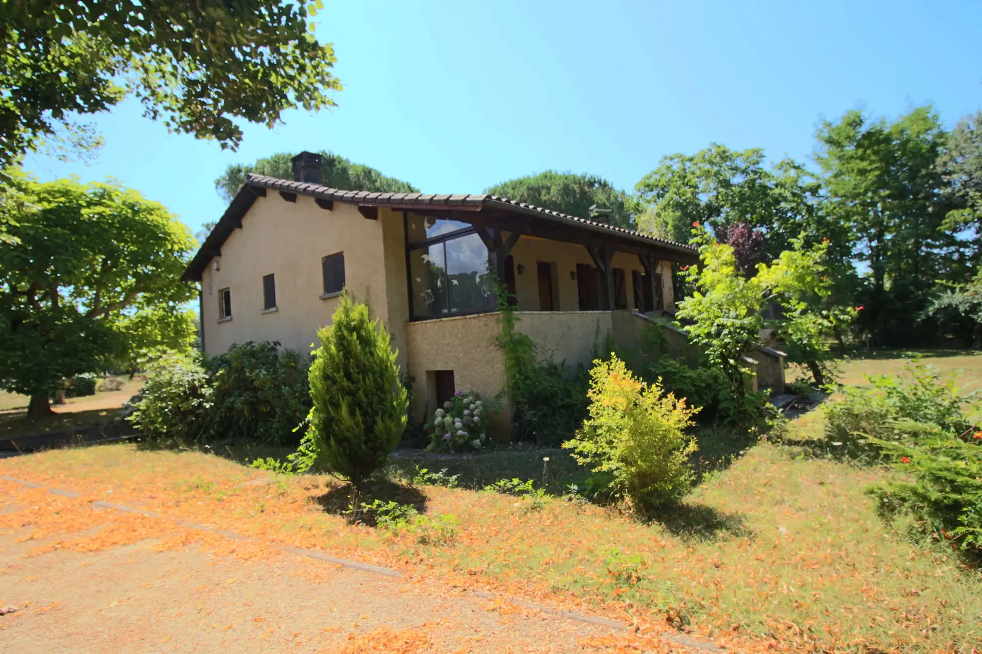 Belle maison moderne avec grand terrain dans le Lot proche de Puy-l'Évêque