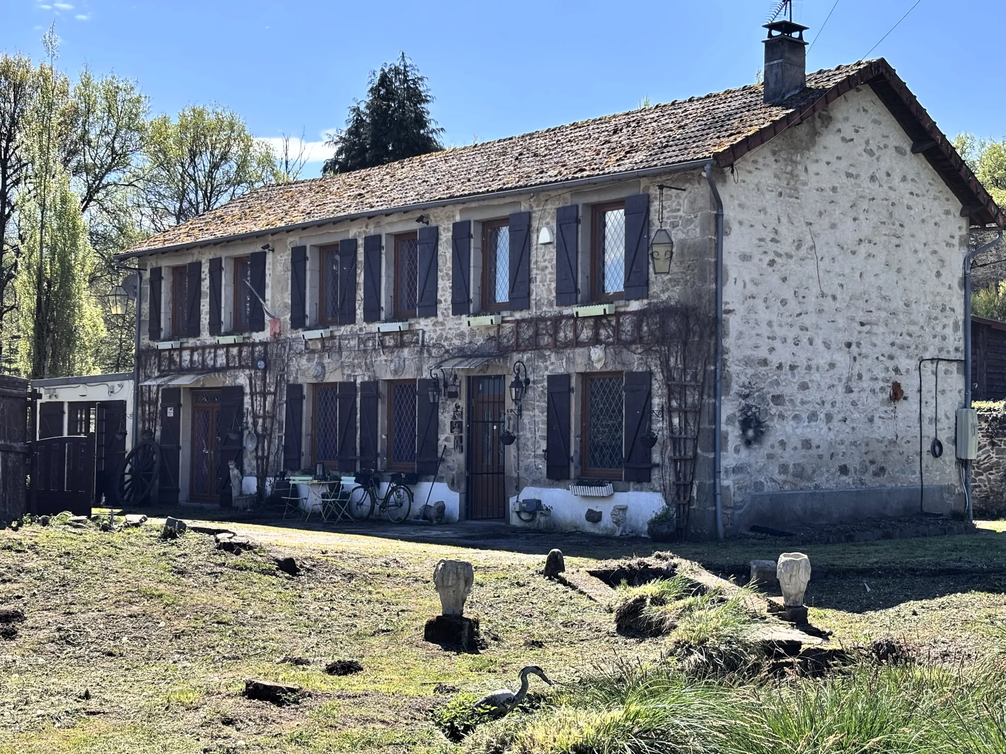 Maison de 150m² avec 4 chambres, grand jardin et ateliers à Bourganeuf