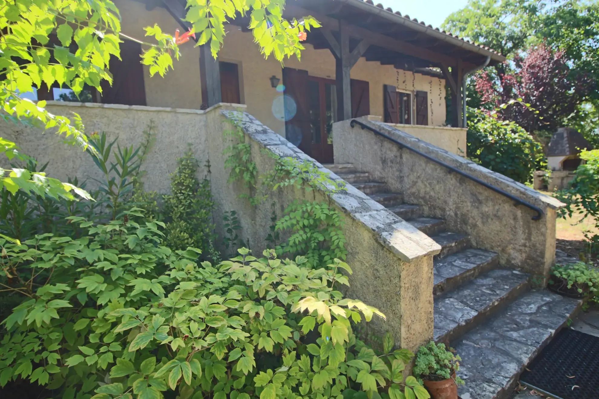 Belle maison moderne avec grand terrain dans le Lot proche de Puy-l'Évêque 