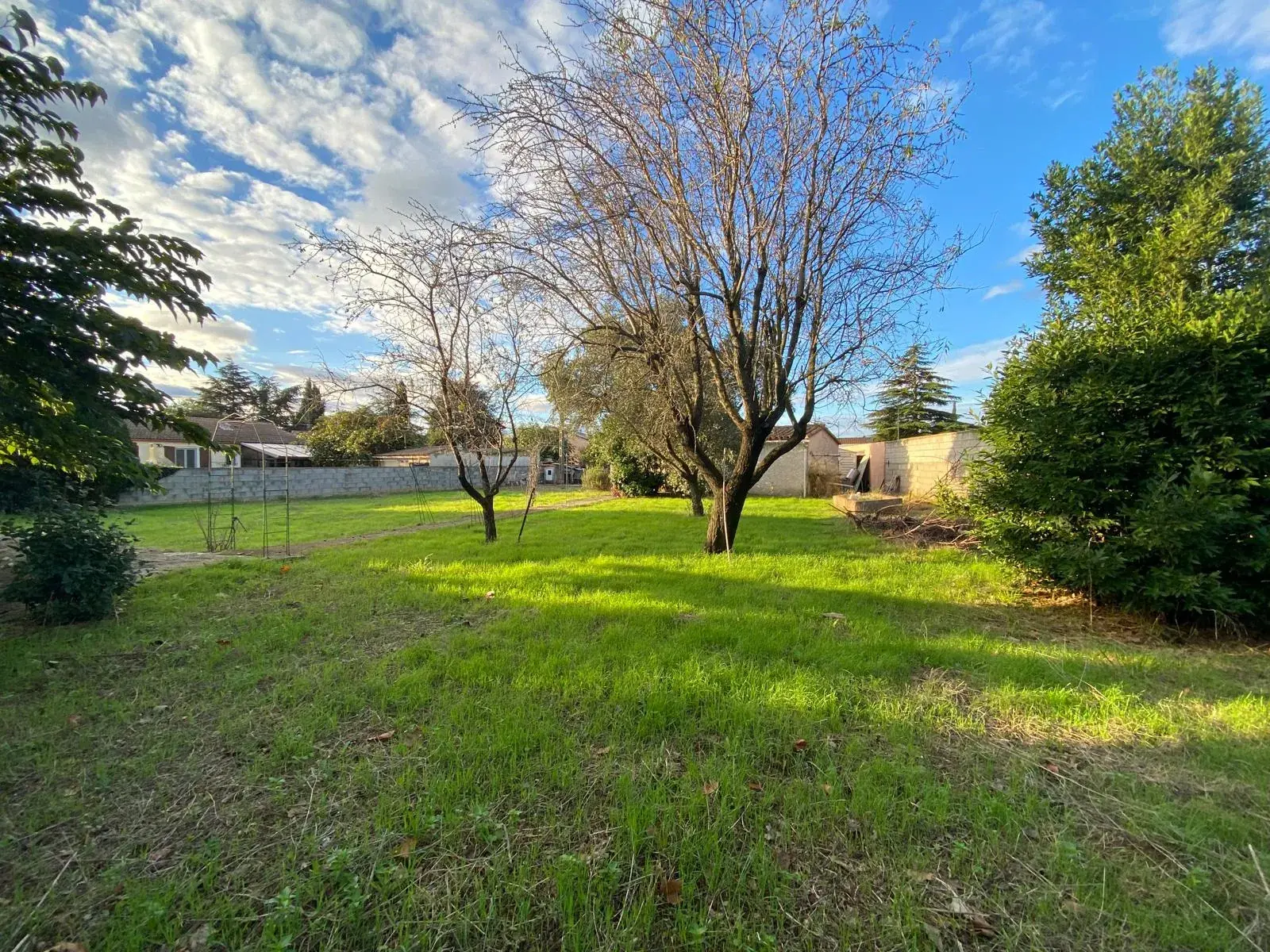 Terrain de 600 m2 à Paulhan, constructible et sans vis-à-vis, idéal pour votre projet immobilier 