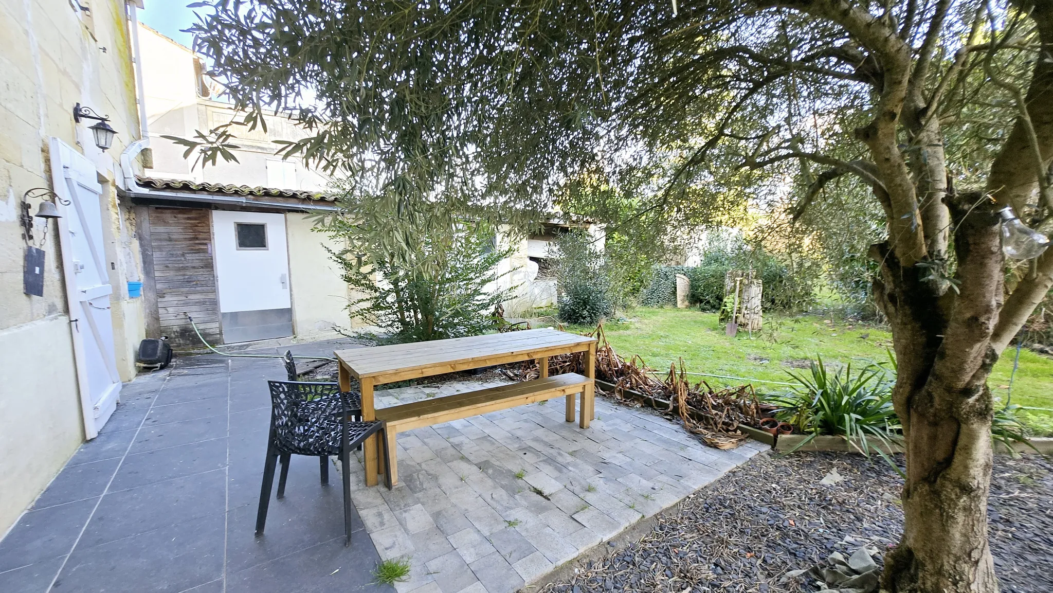 Charmante maison en pierre de 220 m² avec jardin, piscine et grange à Sainte-Terre 