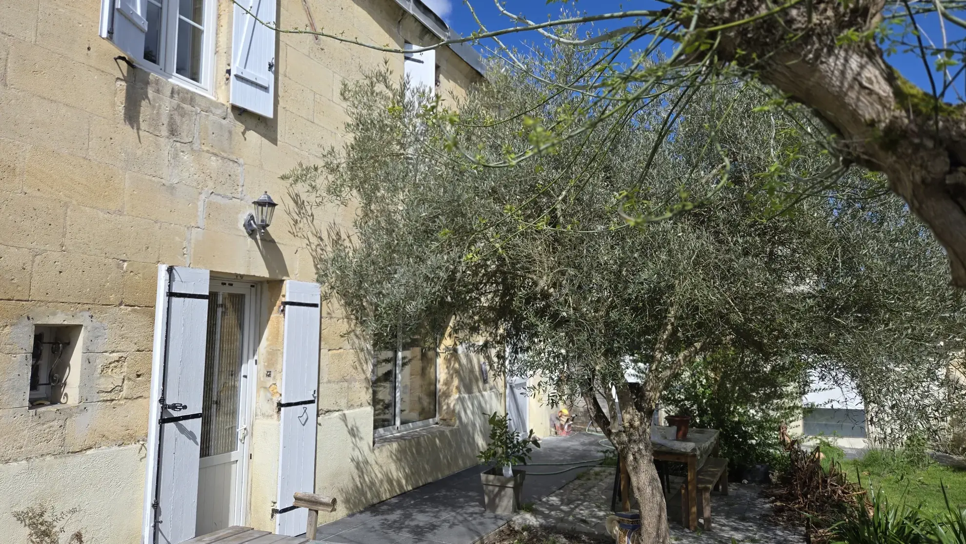 Charmante maison en pierre de 220 m² avec jardin, piscine et grange à Sainte-Terre 