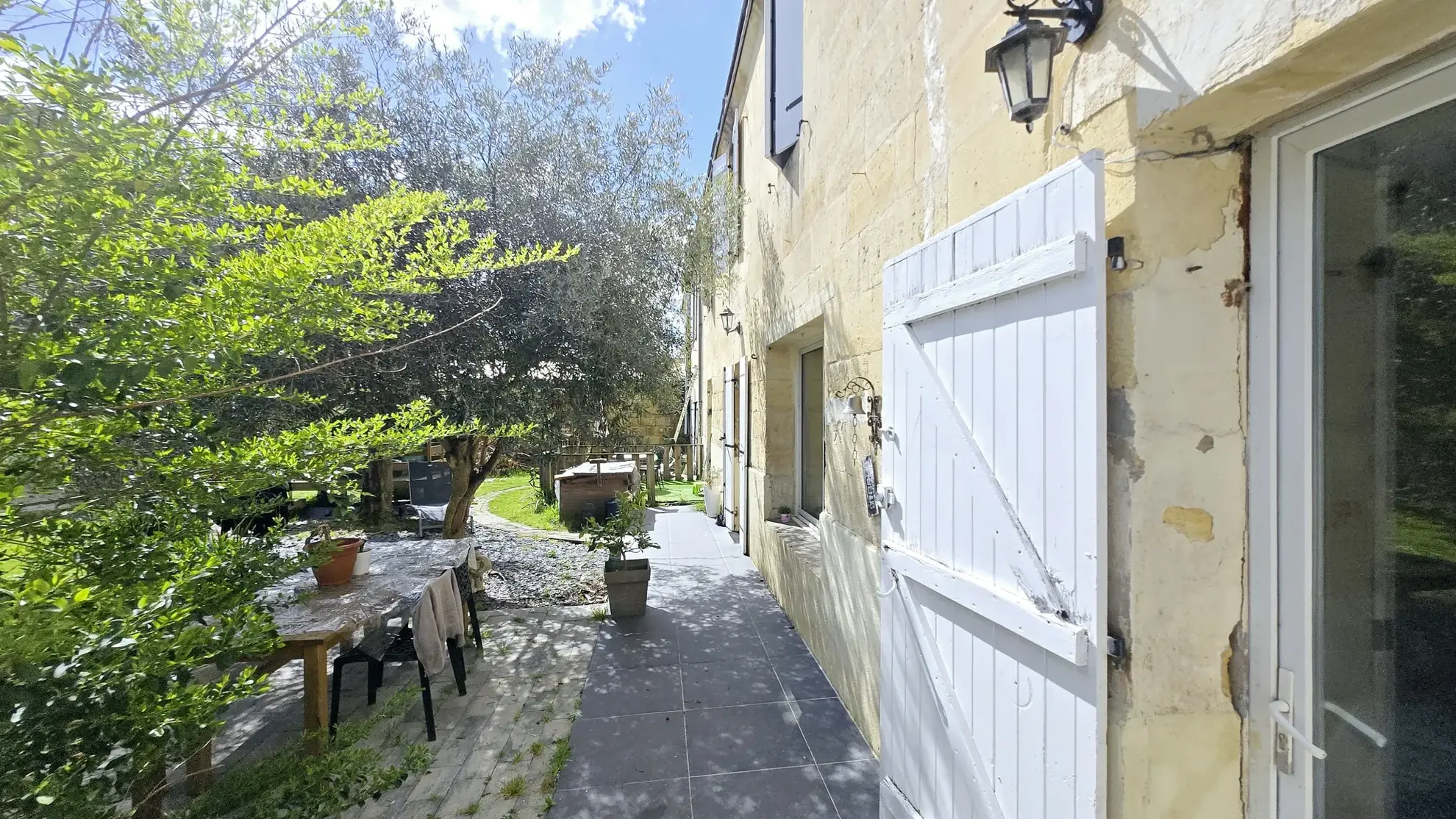 Charmante maison en pierre de 220 m² avec jardin, piscine et grange à Sainte-Terre 