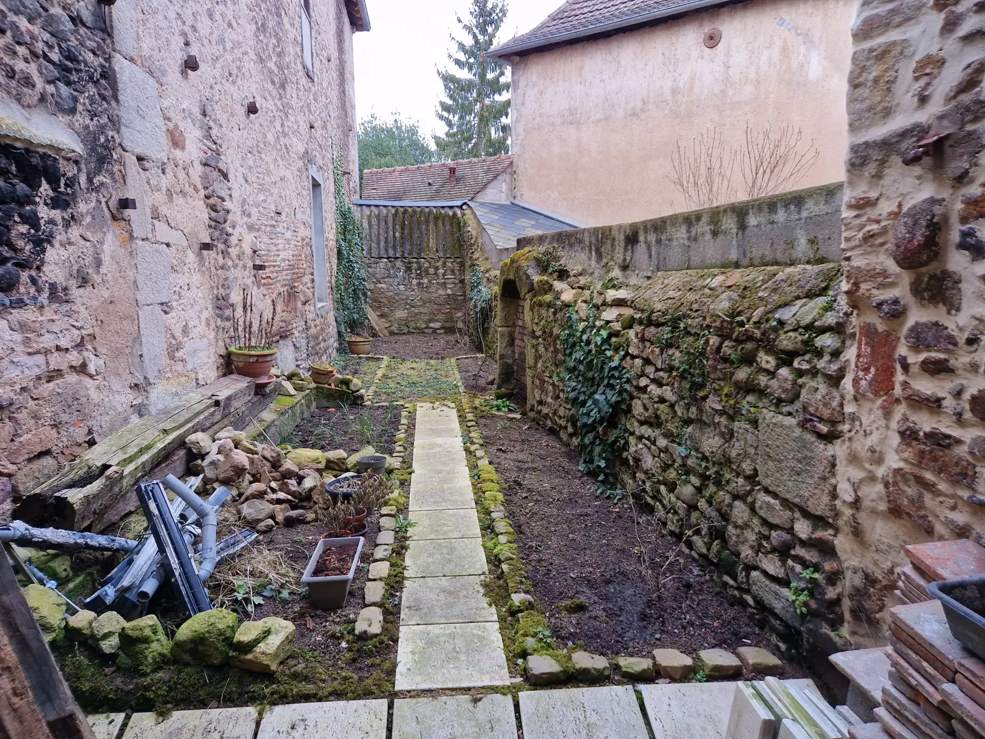 Maisonette à rénover à Autun dans le quartier historique 