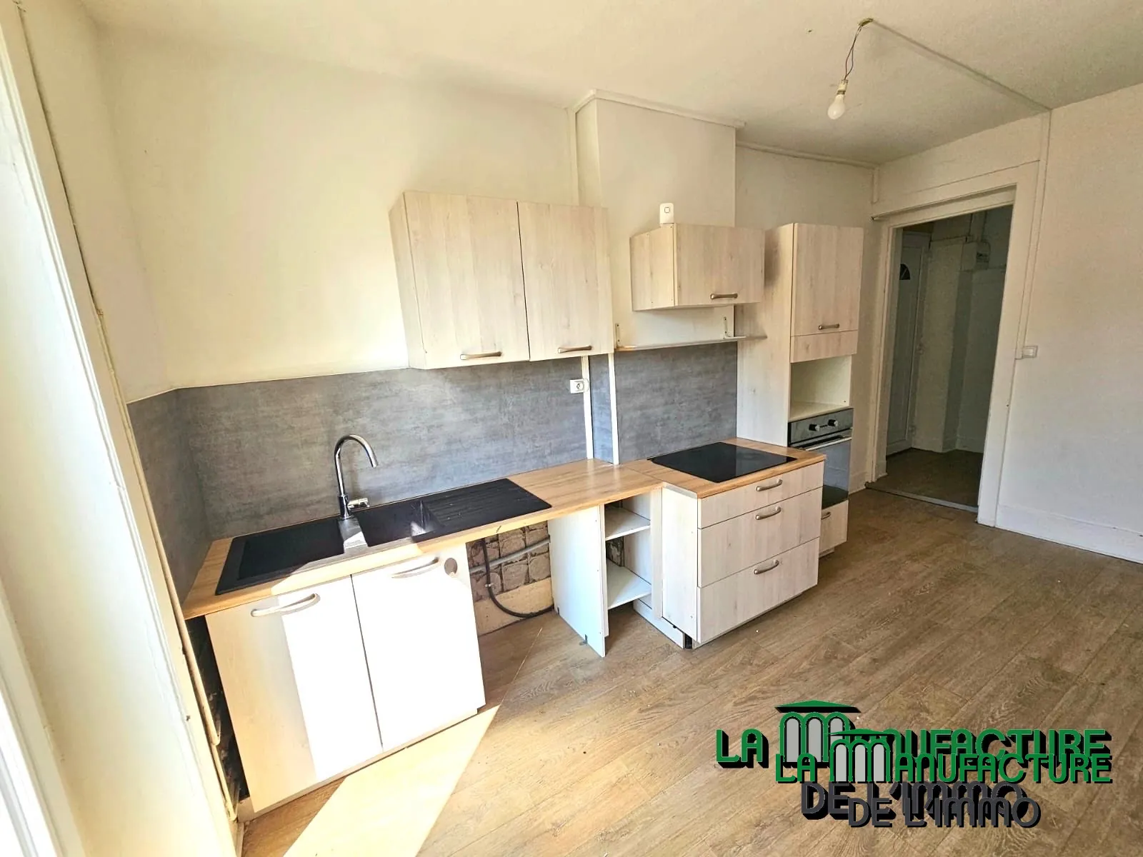 Immeuble de rapport à Unieux avec trois logements et jardin - Opportunité d'investissement rentable 