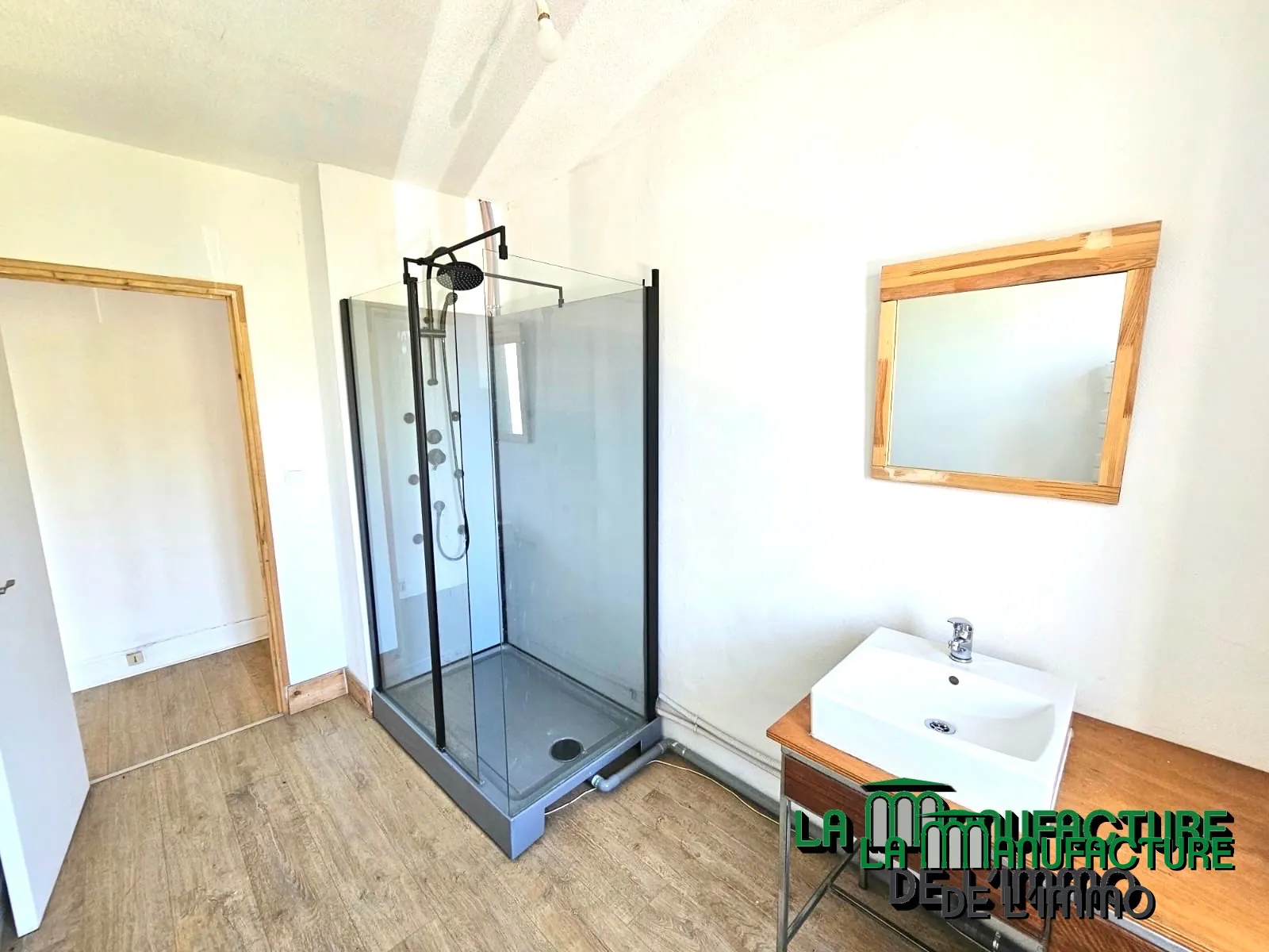 Immeuble de rapport à Unieux avec trois logements et jardin - Opportunité d'investissement rentable 