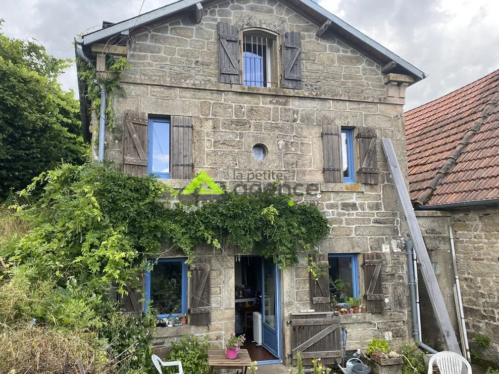 À vendre ensemble immobilier à rénover près de Royère de Vassivière