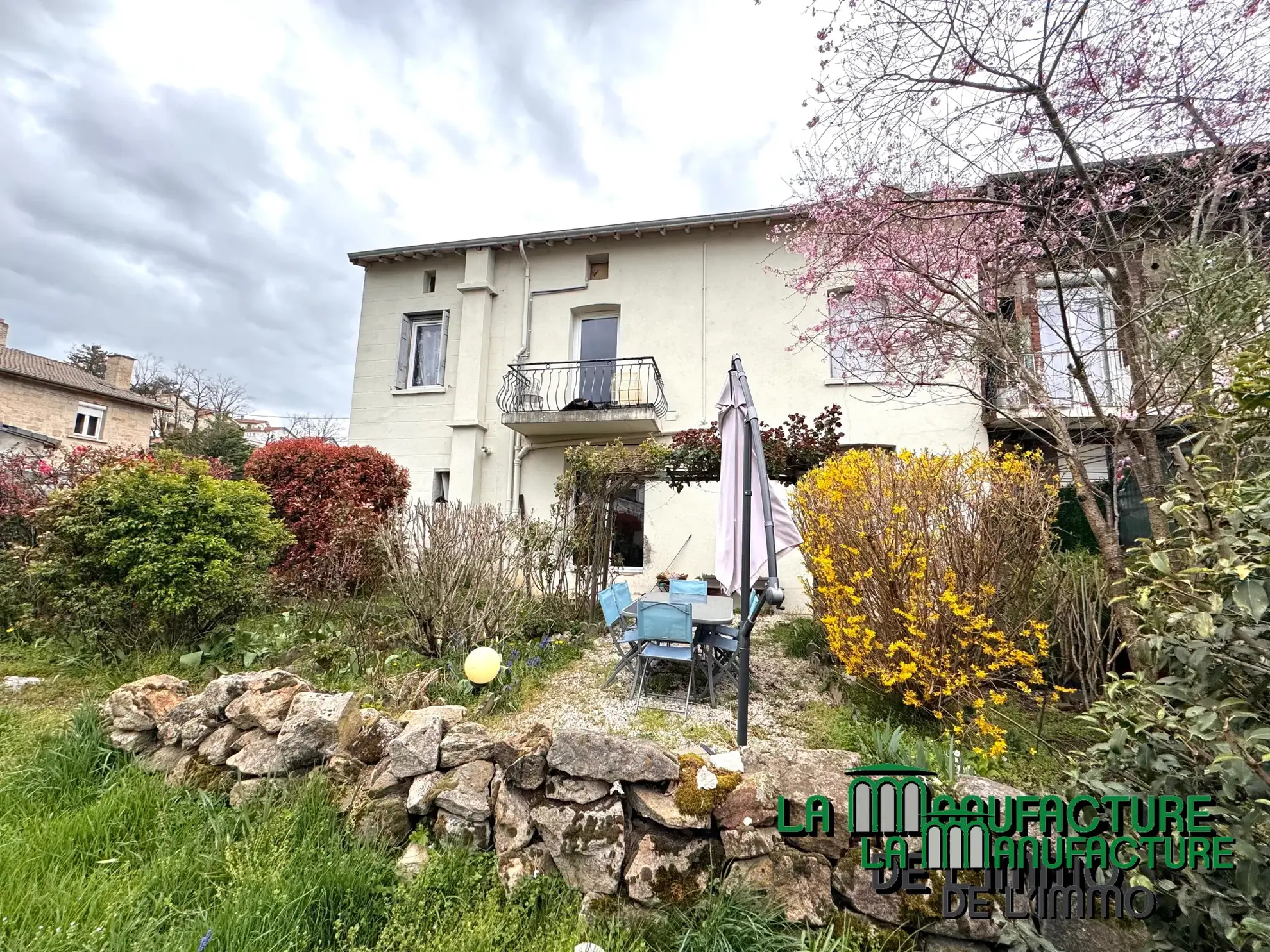 Immeuble de rapport à Unieux avec trois logements et jardin - Opportunité d'investissement rentable 