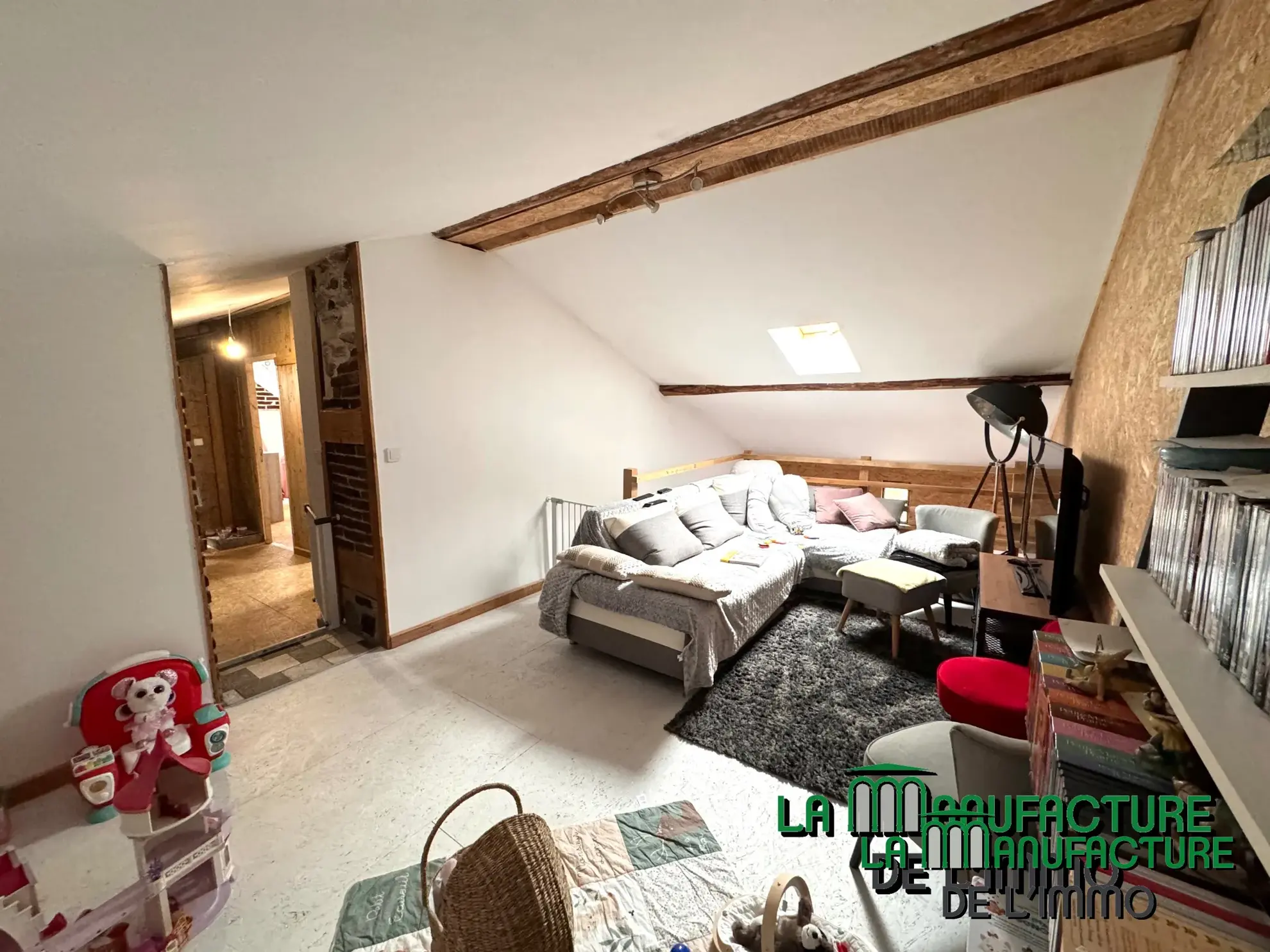 Immeuble de rapport à Unieux avec trois logements et jardin - Opportunité d'investissement rentable 