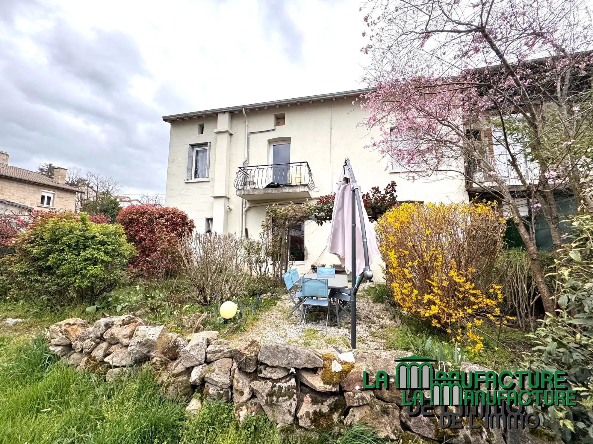 Immeuble de rapport à Unieux avec trois logements et jardin - Opportunité d'investissement rentable