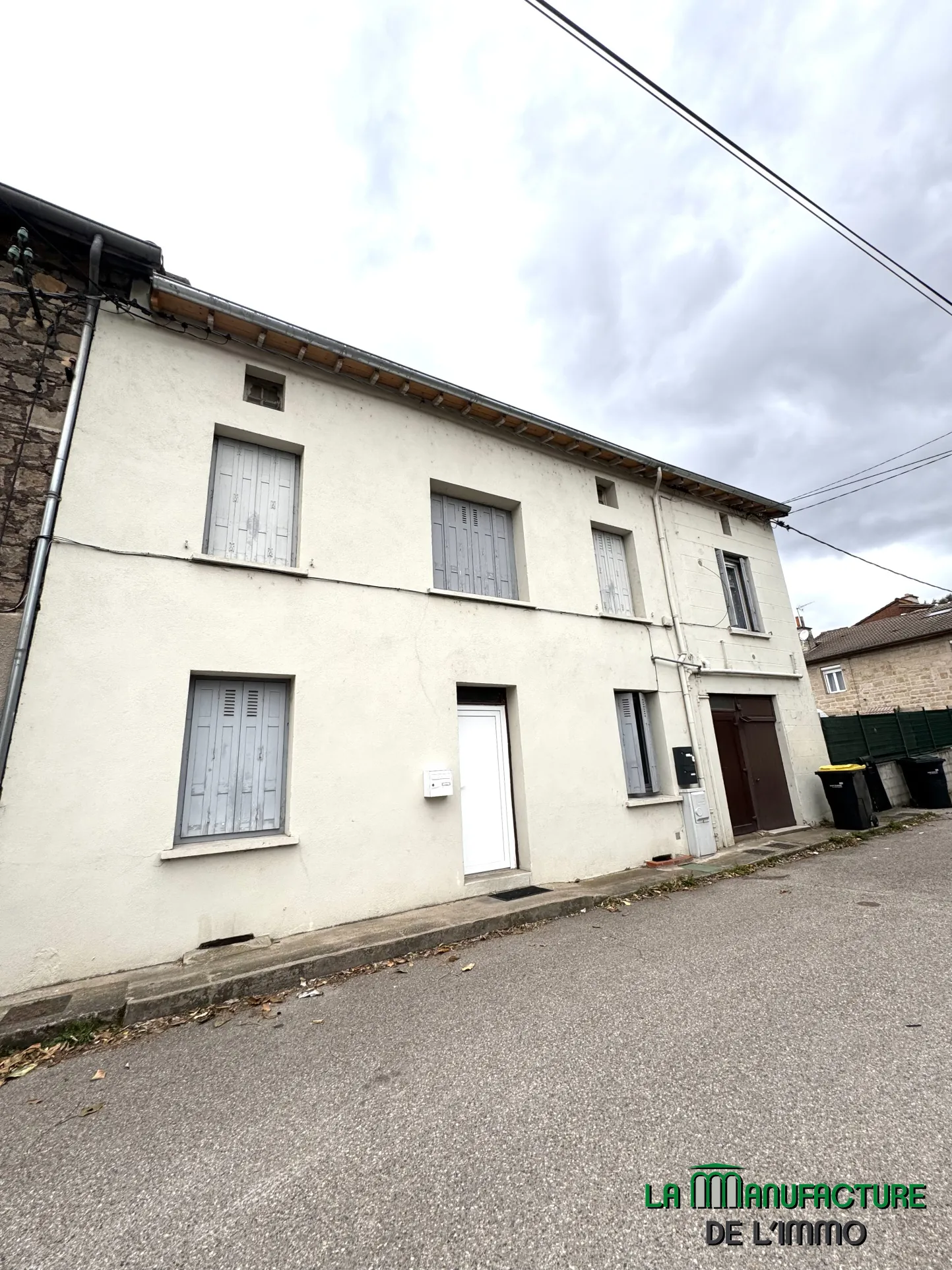 Immeuble de rapport à Unieux avec trois logements et jardin - Opportunité d'investissement rentable 