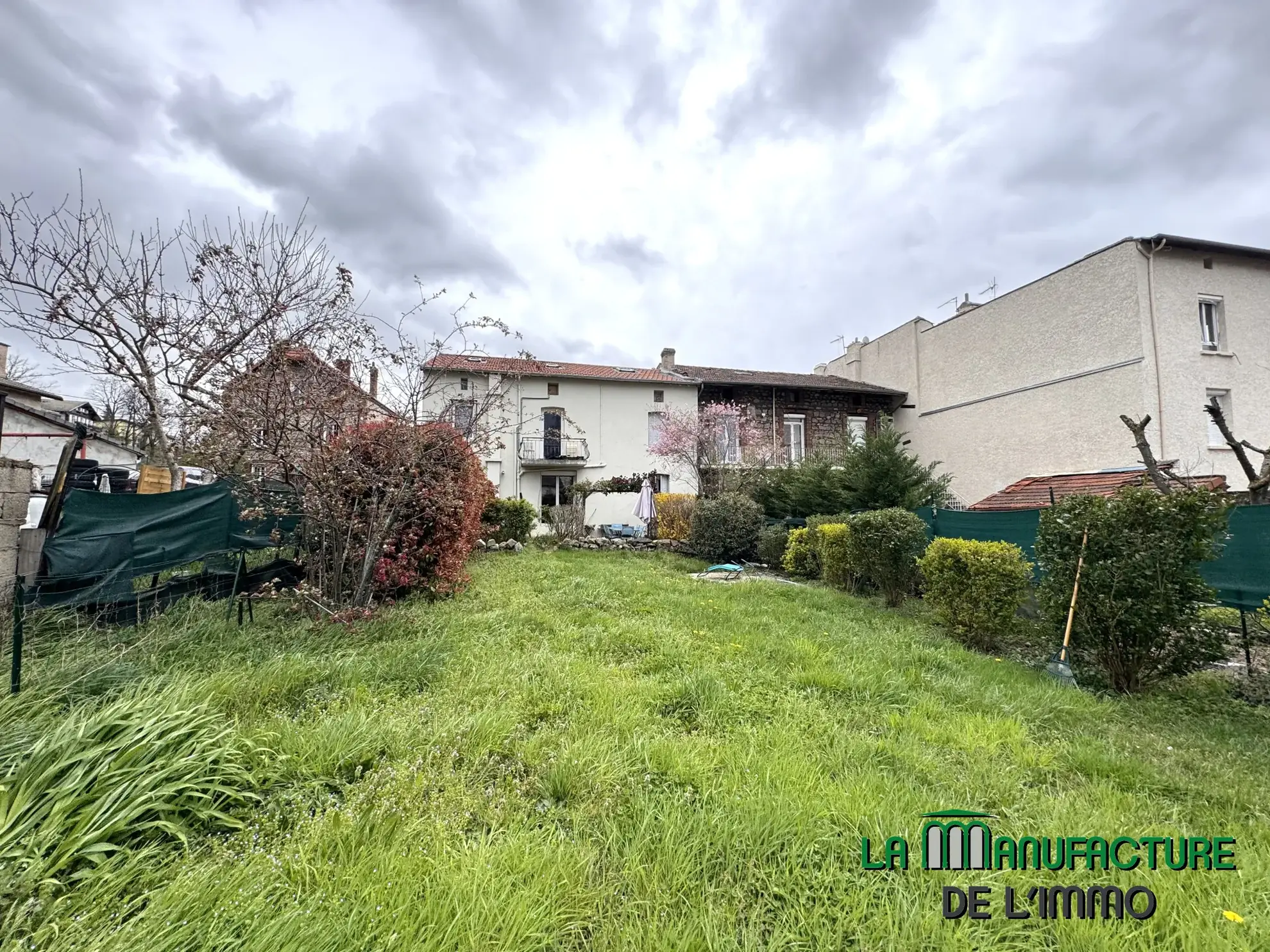 Immeuble de rapport à Unieux avec trois logements et jardin - Opportunité d'investissement rentable 