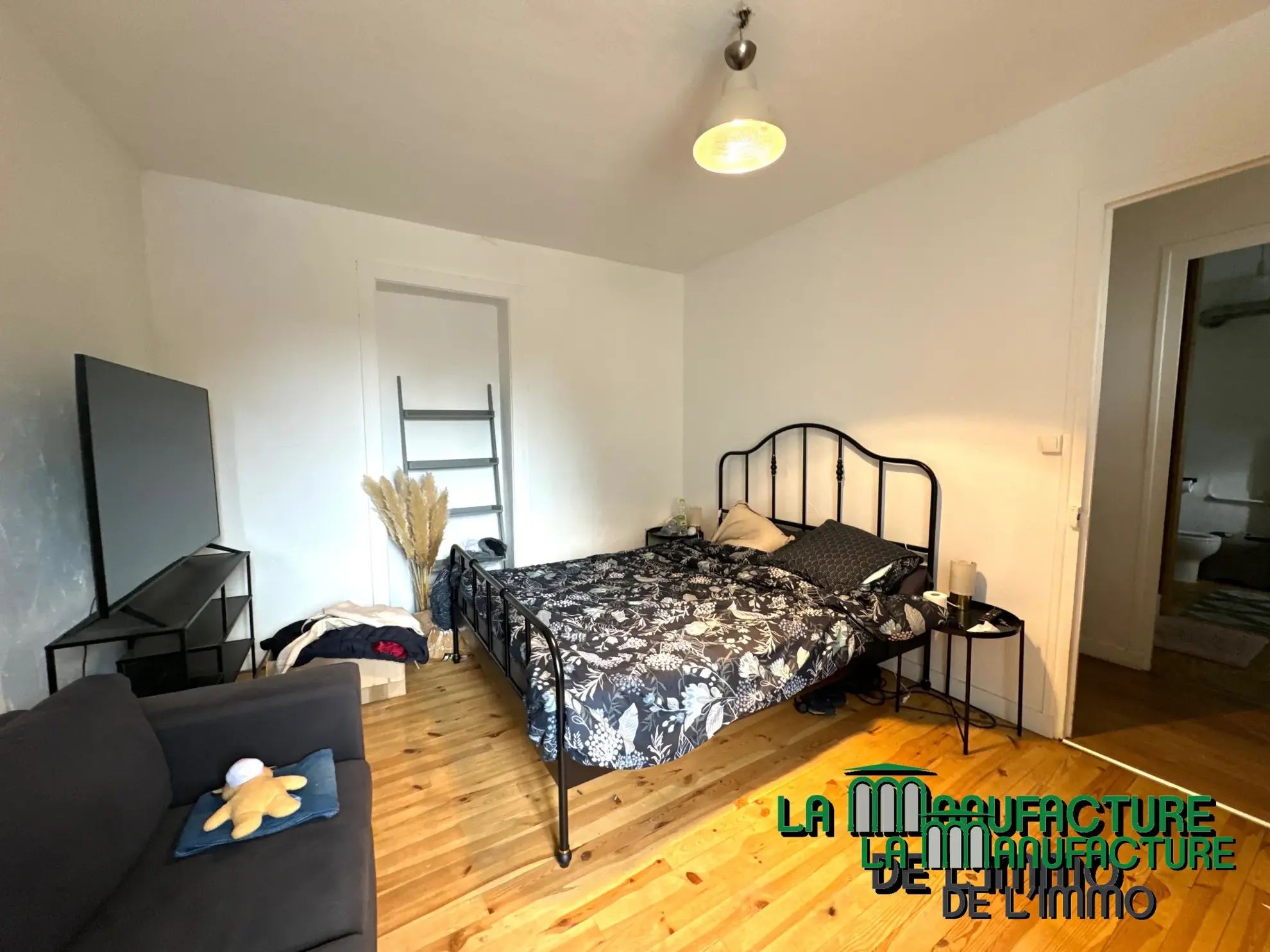 Immeuble de rapport à Unieux avec trois logements et jardin - Opportunité d'investissement rentable 