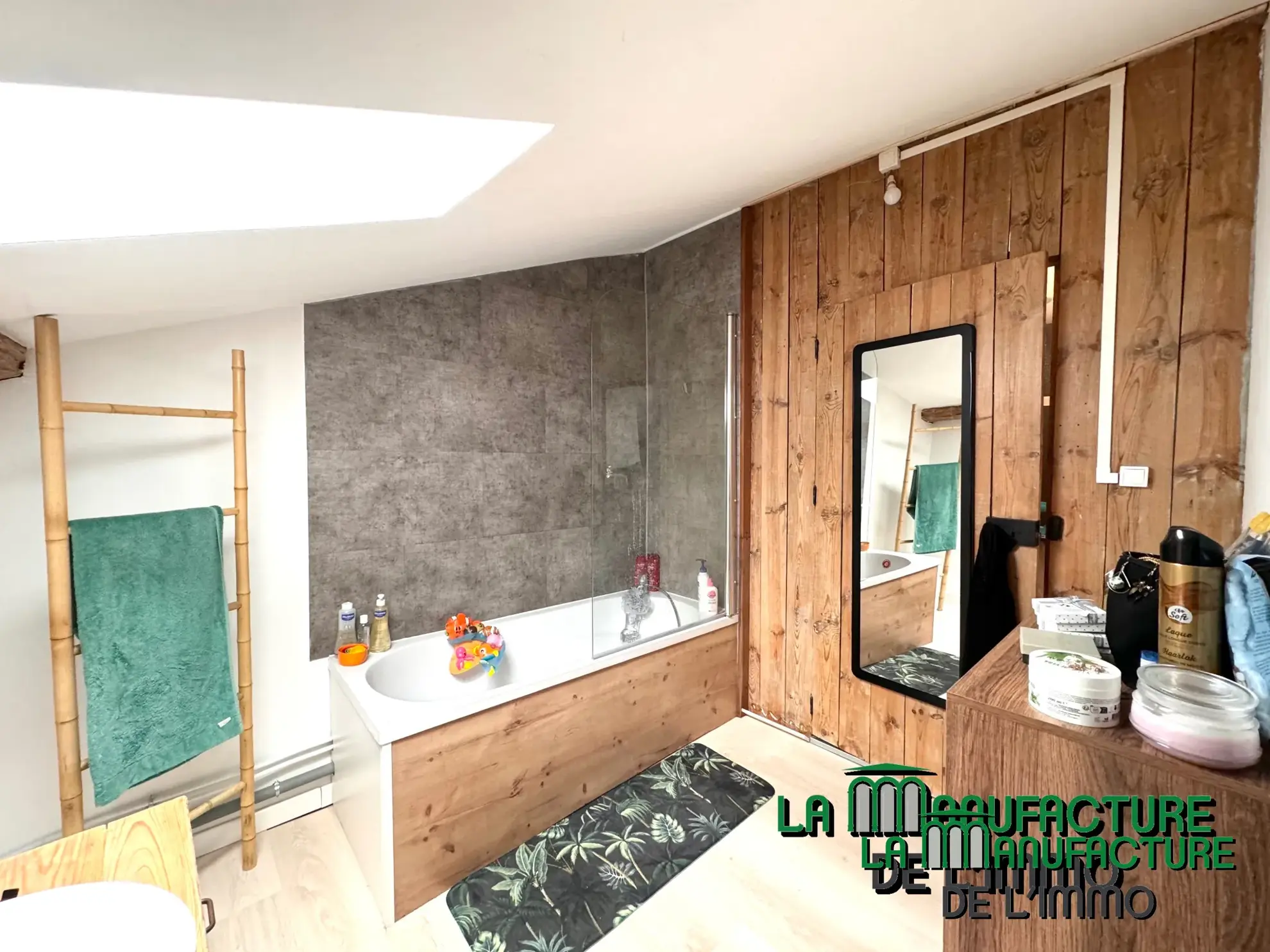 Immeuble de rapport à Unieux avec trois logements et jardin - Opportunité d'investissement rentable 