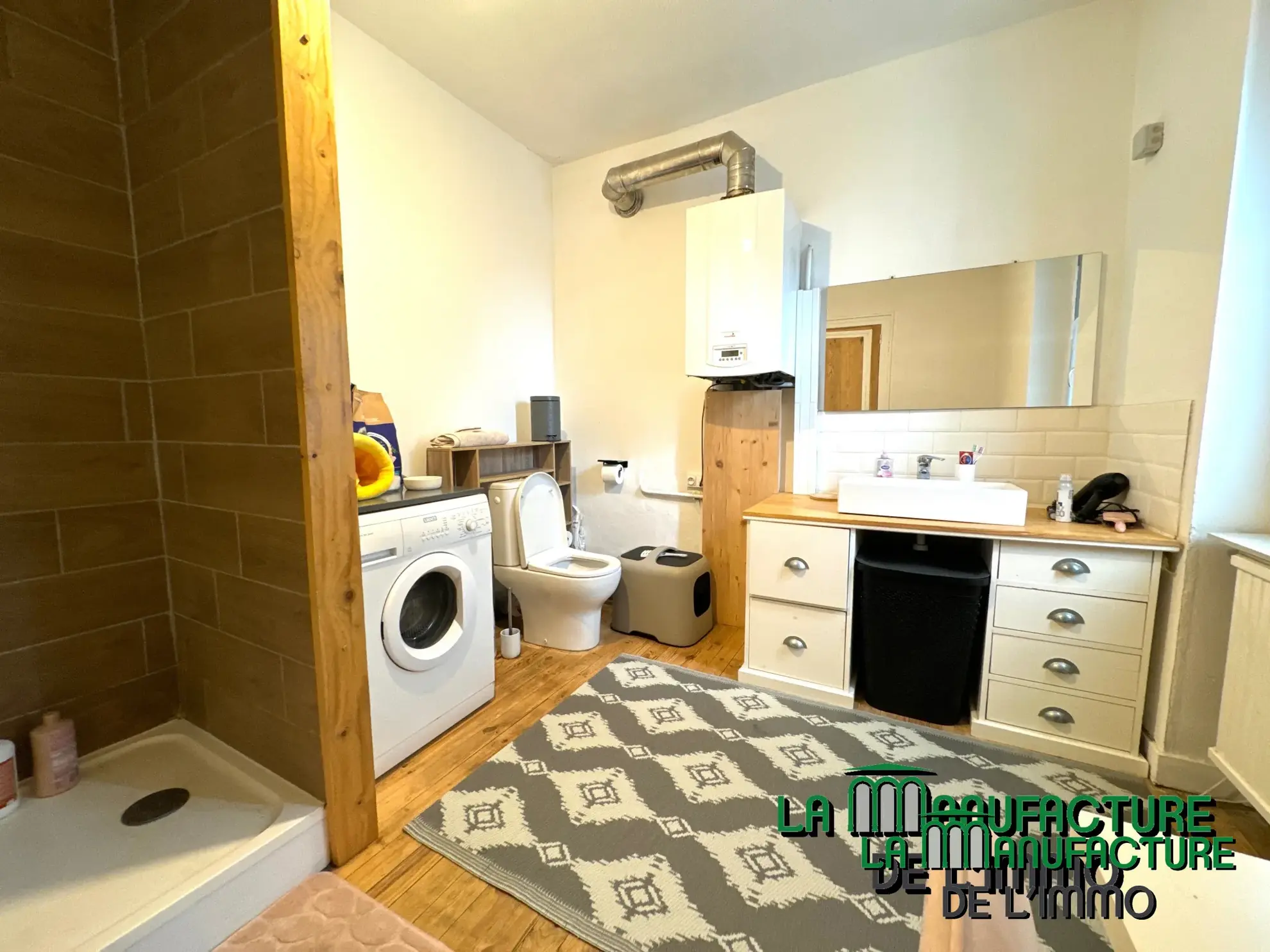 Immeuble de rapport à Unieux avec trois logements et jardin - Opportunité d'investissement rentable 