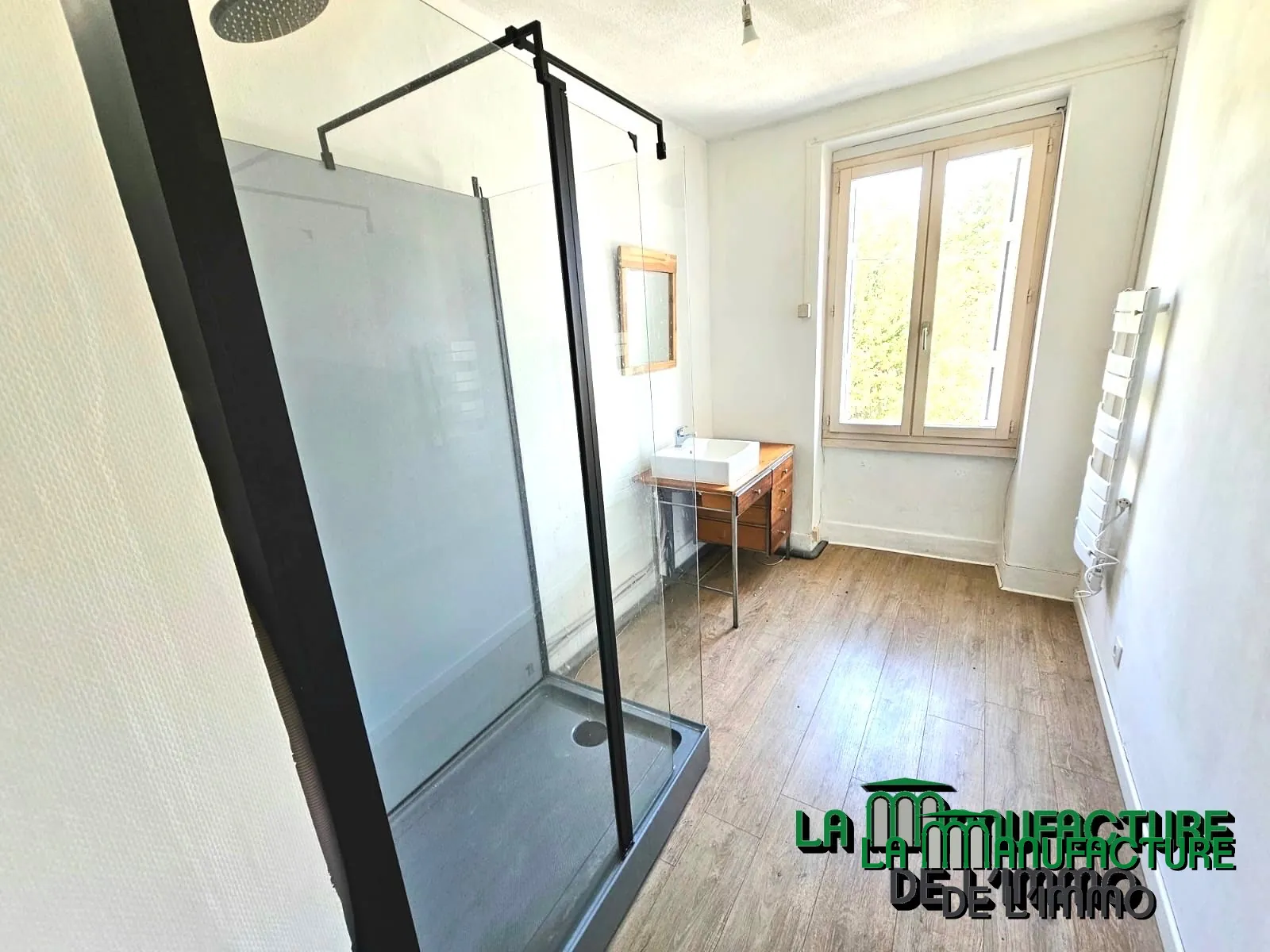 Immeuble de rapport à Unieux avec trois logements et jardin - Opportunité d'investissement rentable 