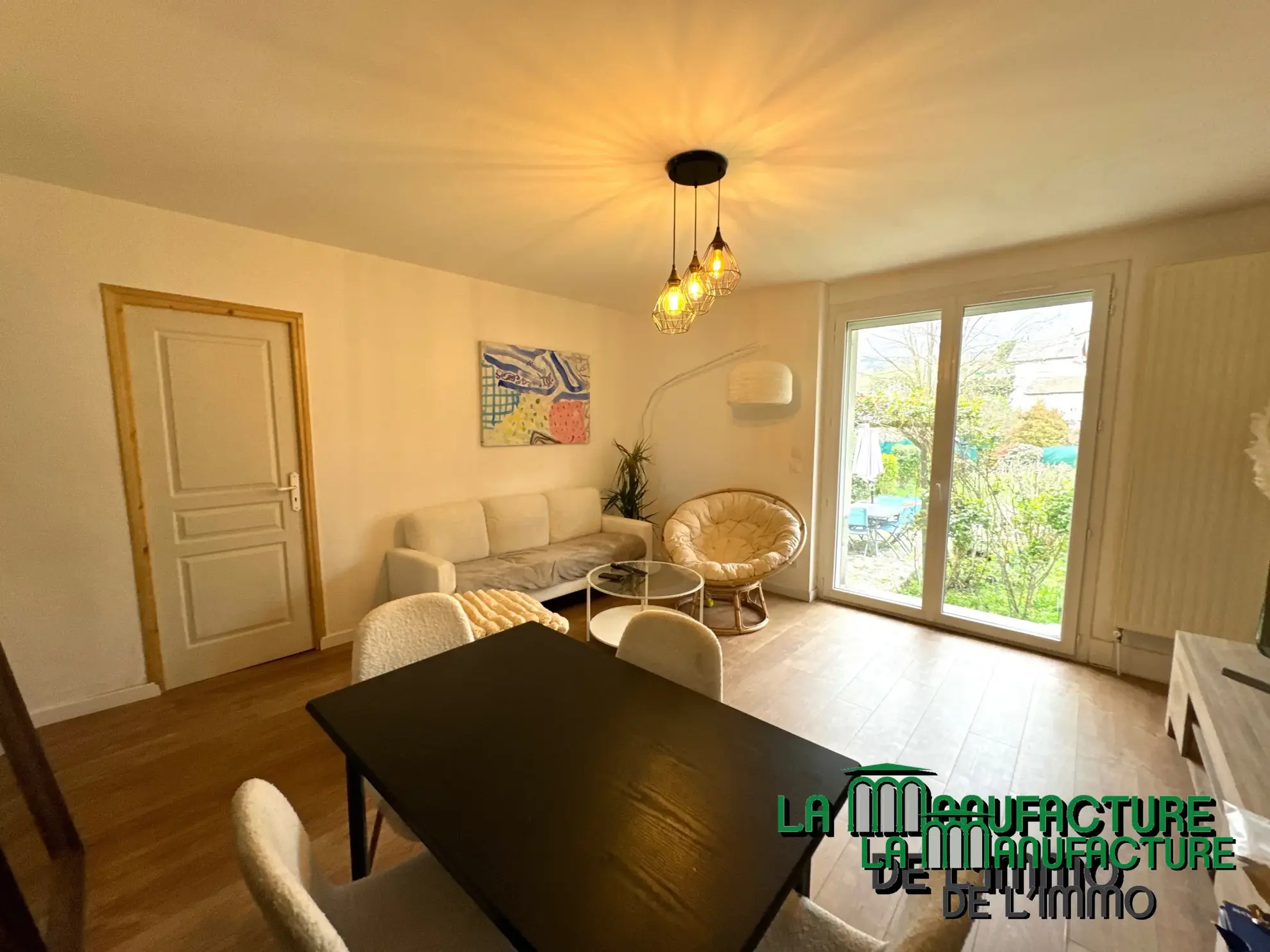 Immeuble de rapport à Unieux avec trois logements et jardin - Opportunité d'investissement rentable 