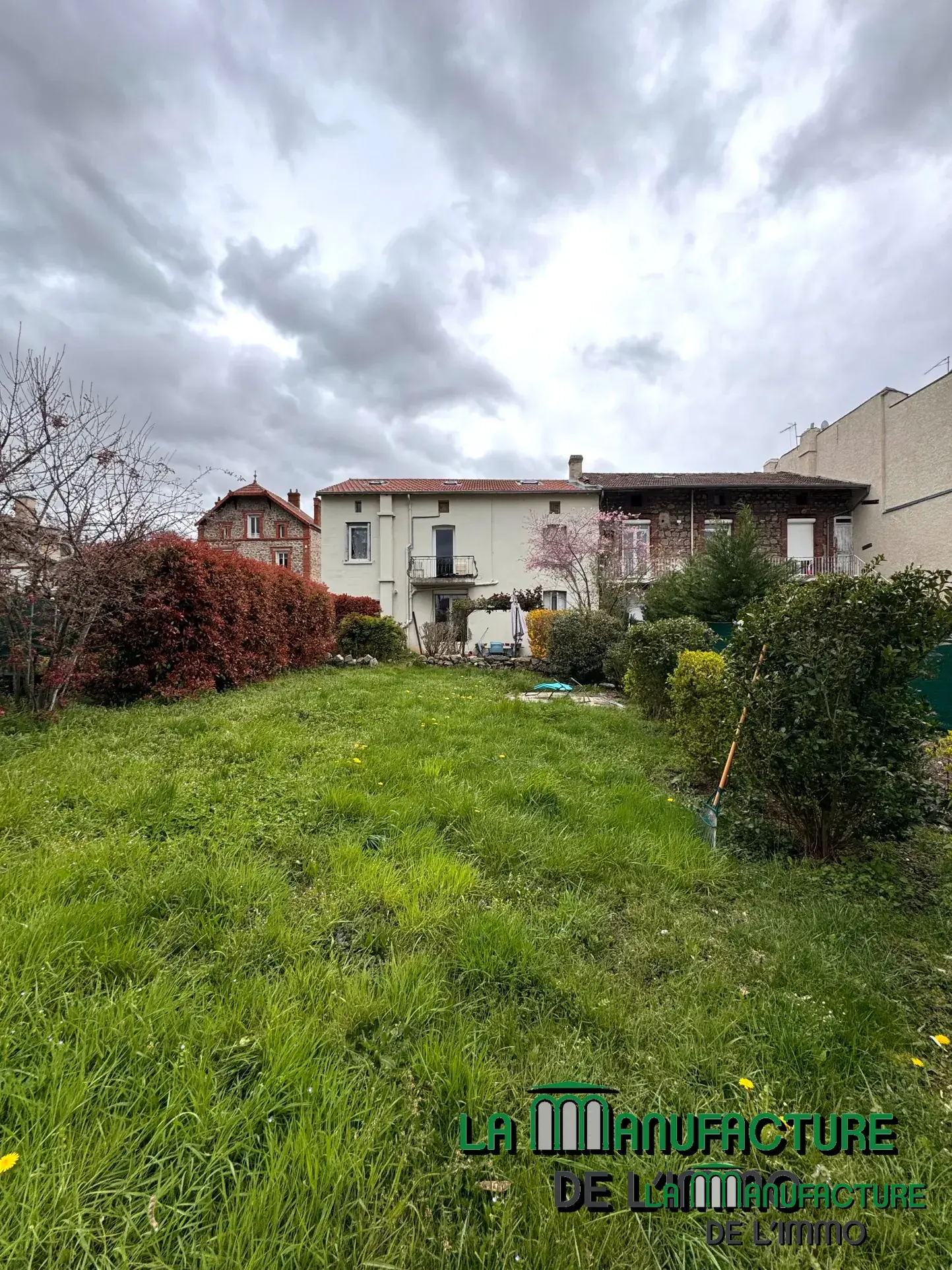 Immeuble de rapport à Unieux avec trois logements et jardin - Opportunité d'investissement rentable 