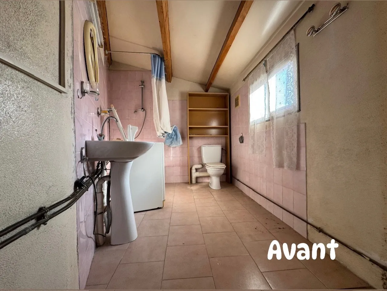 Maison de village à rénover à Milhaud avec cour et cave 