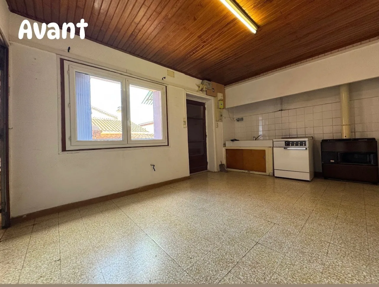 Maison de village à rénover à Milhaud avec cour et cave 