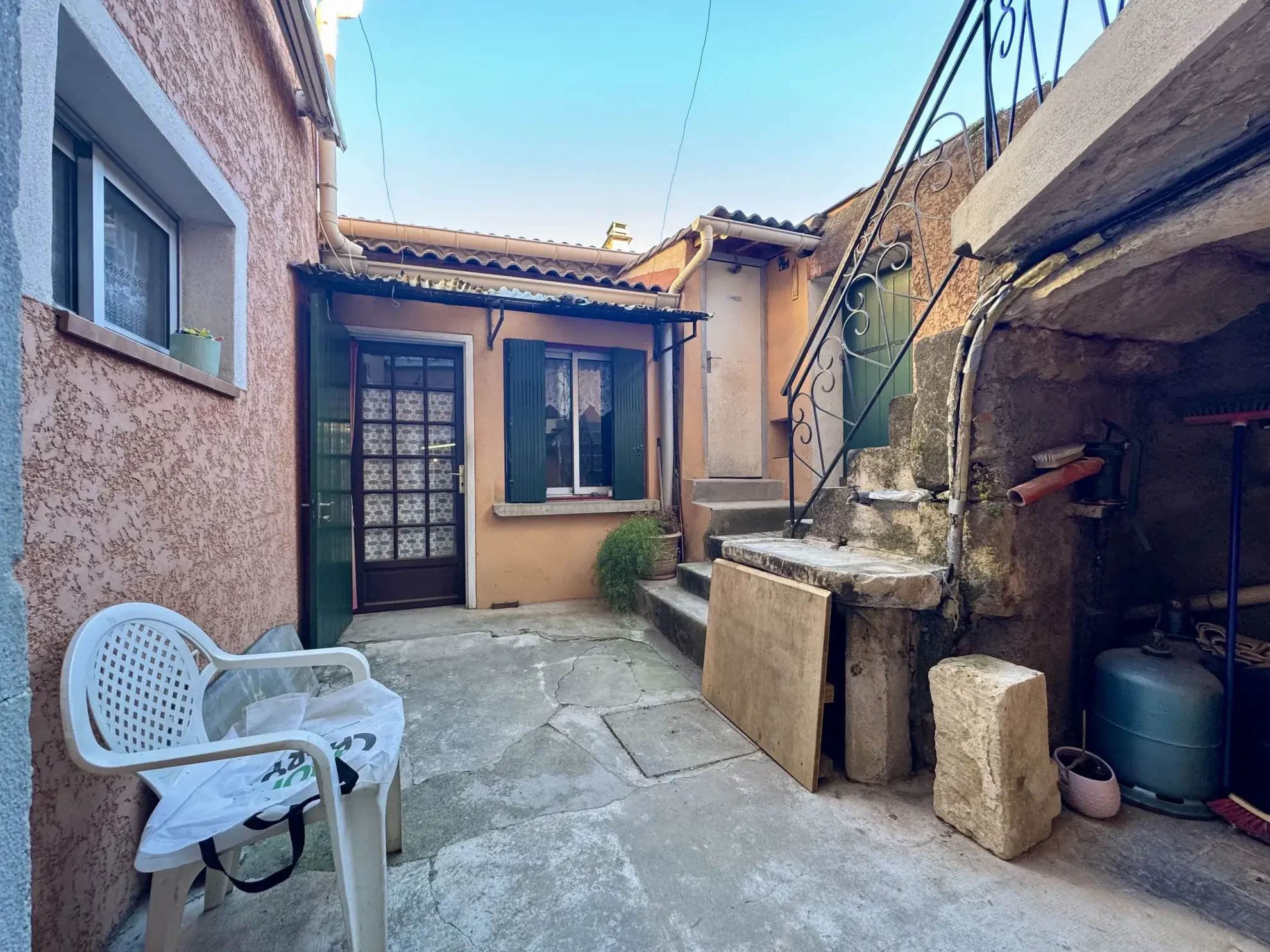 Maison de village à rénover à Milhaud avec cour et cave