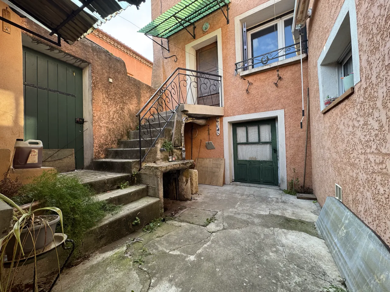 Maison de village à rénover à Milhaud avec cour et cave 