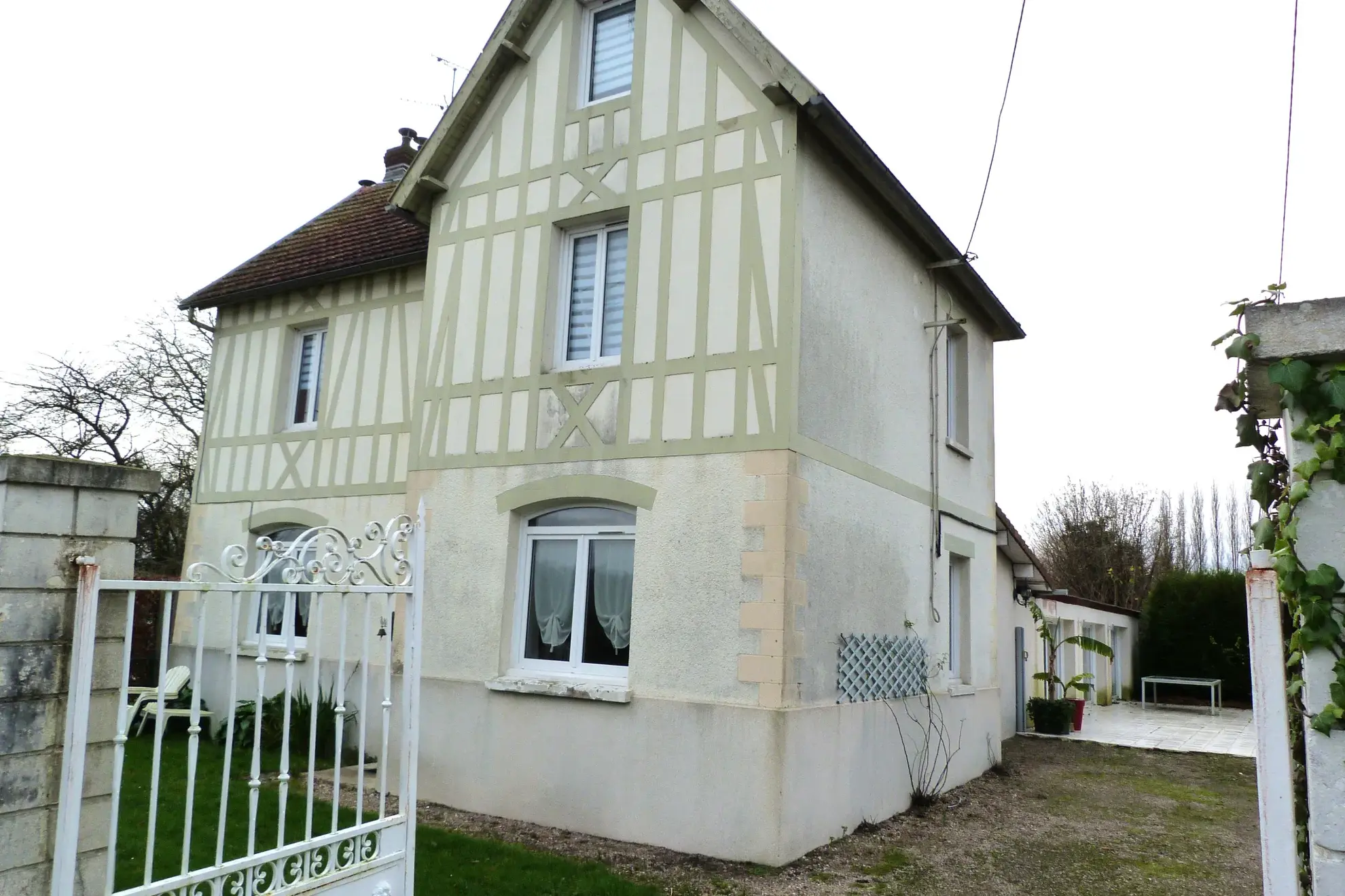 Belle maison anglo-normande avec piscine et vue sur la Seine à Arelune-en-Seine 