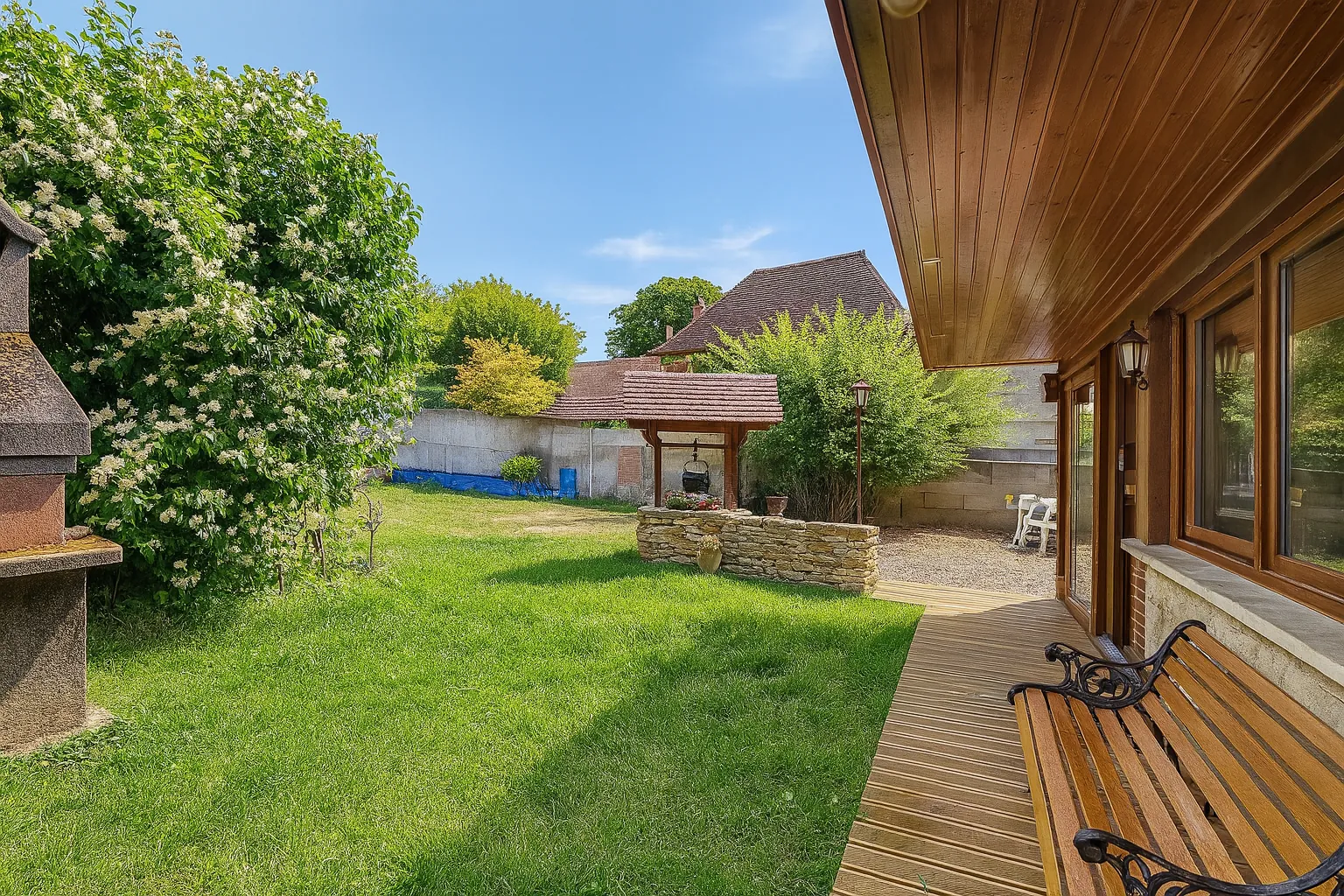 Grande maison familiale de 270 m² avec jardin et dépendances proche villes et écoles 