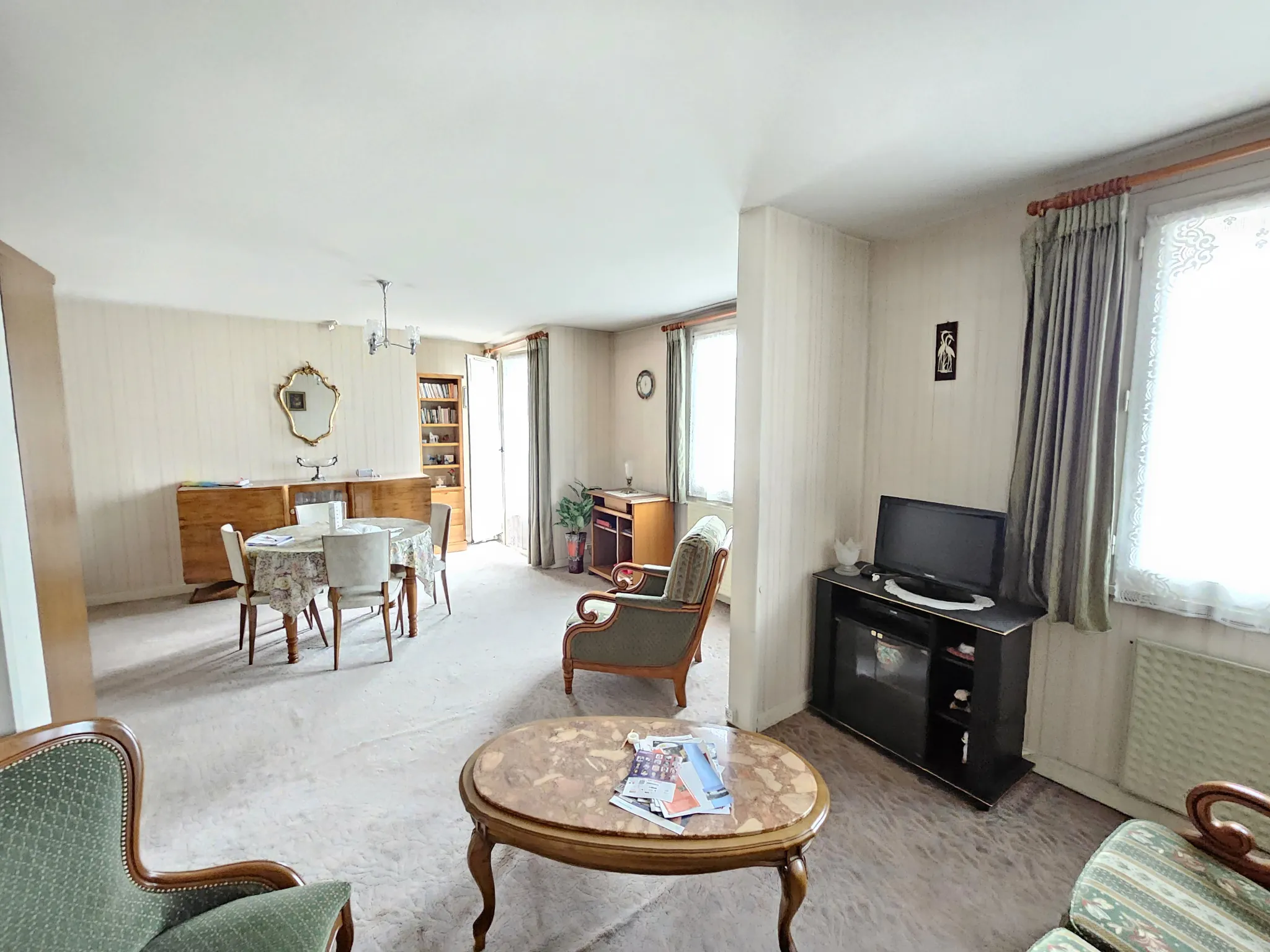 Appartement de 100 m² à Vierzon avec parking, cave et mobilier inclus