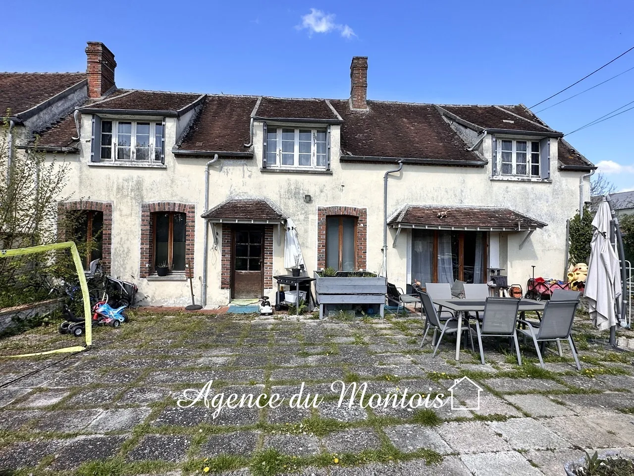 Ferme briarde à rénover avec jardin à Longueville – 3 chambres, 902 m² 