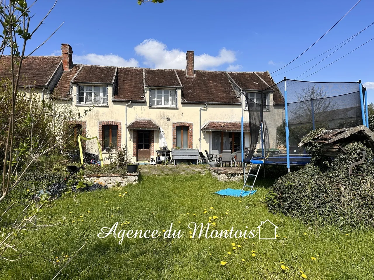 Ferme briarde à rénover avec jardin à Longueville – 3 chambres, 902 m² 