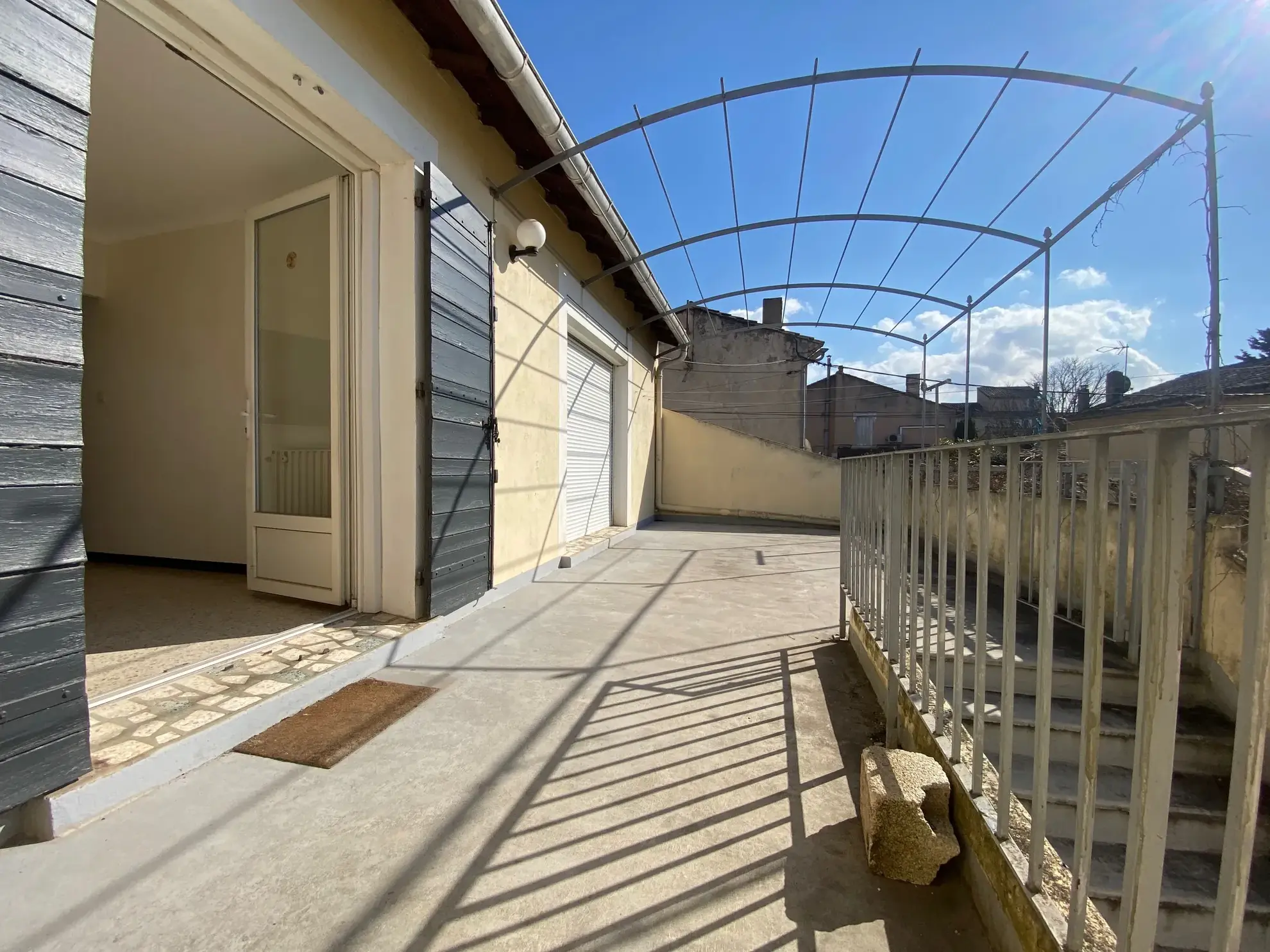 Immeuble à Morieres-lès-Avignon avec local commercial et appartement T4 