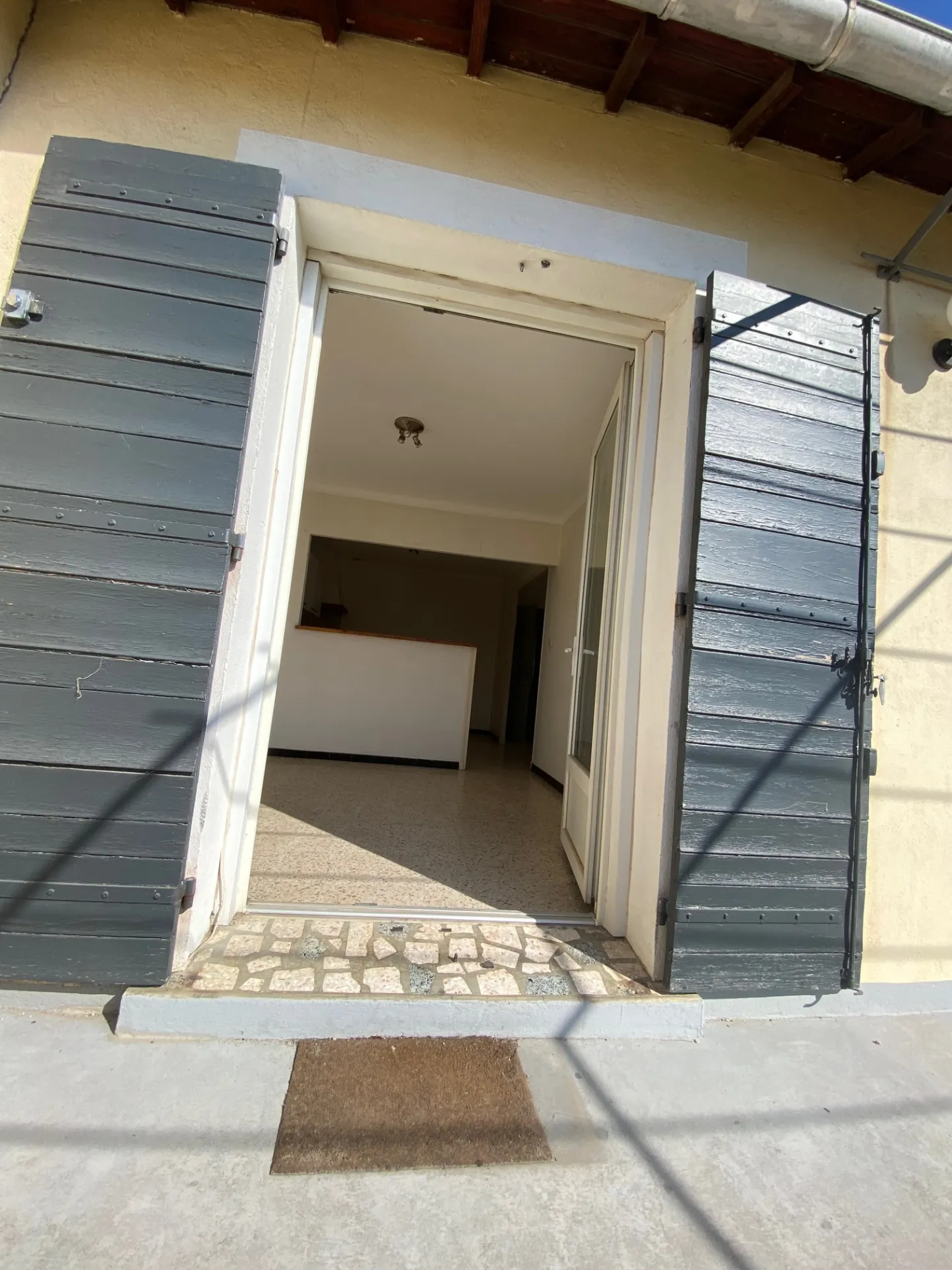 Immeuble à Morieres-lès-Avignon avec local commercial et appartement T4 